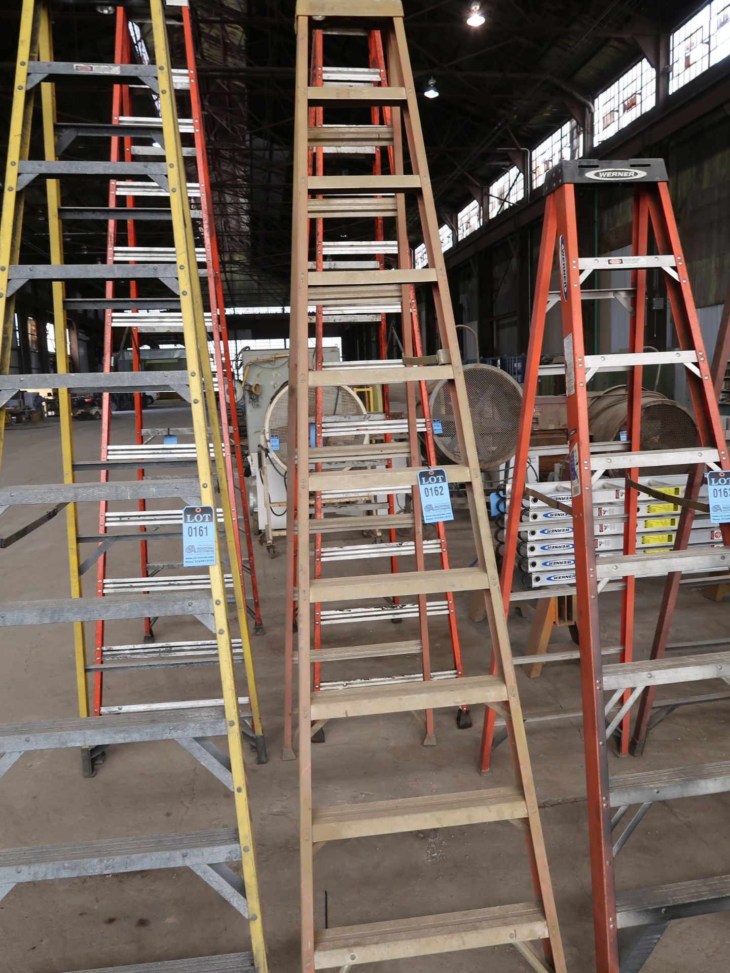 10' LOUISVILLE FIBERGLASS LADDER