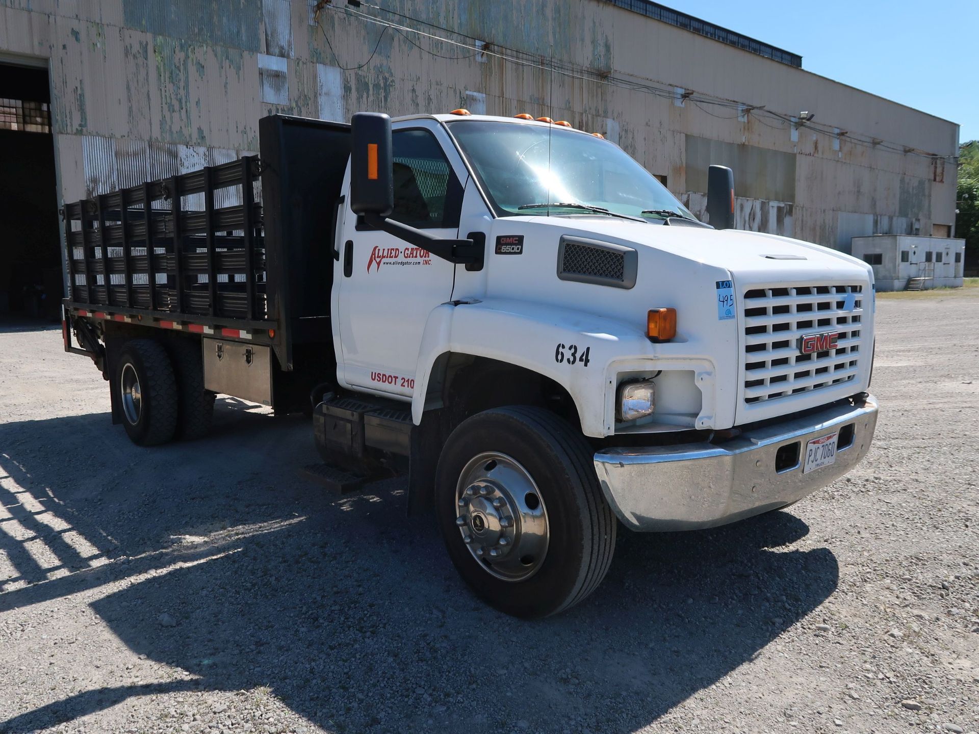 2000 GMC 16' STAKE BODY TRUCK; VIN 1GDJ6C1G38F403572, AUTOMATIC, 8,1 LITER ENGINE, LIFT GATE, 90,403 - Image 3 of 14