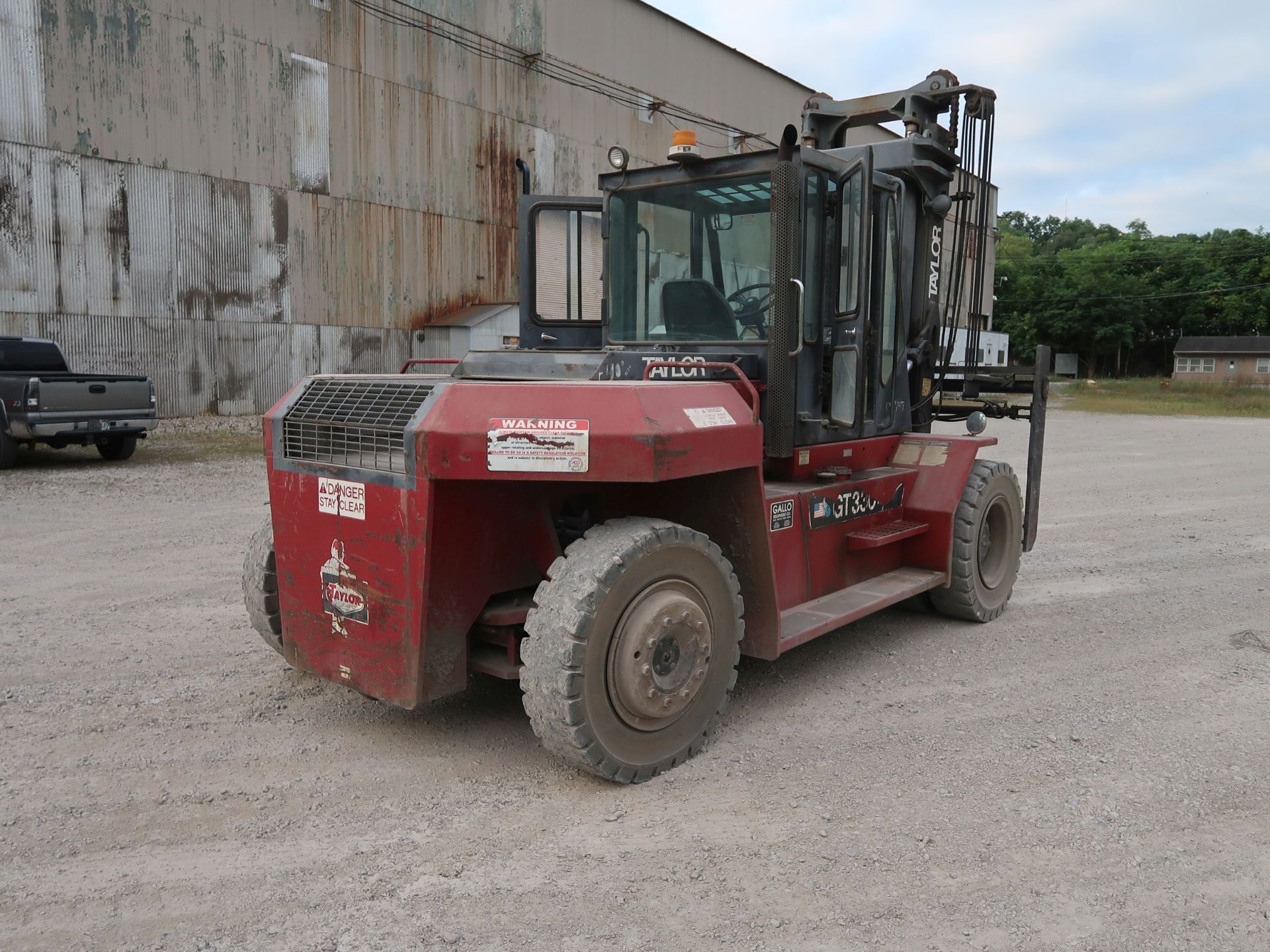 33,000 LB. TAYLOR MODEL GT330 DIESEL POWER PNEUMATIC TIRE LIFT TRUCK; S/N S-27-23690, TRUCK WEIGHT - Image 5 of 12