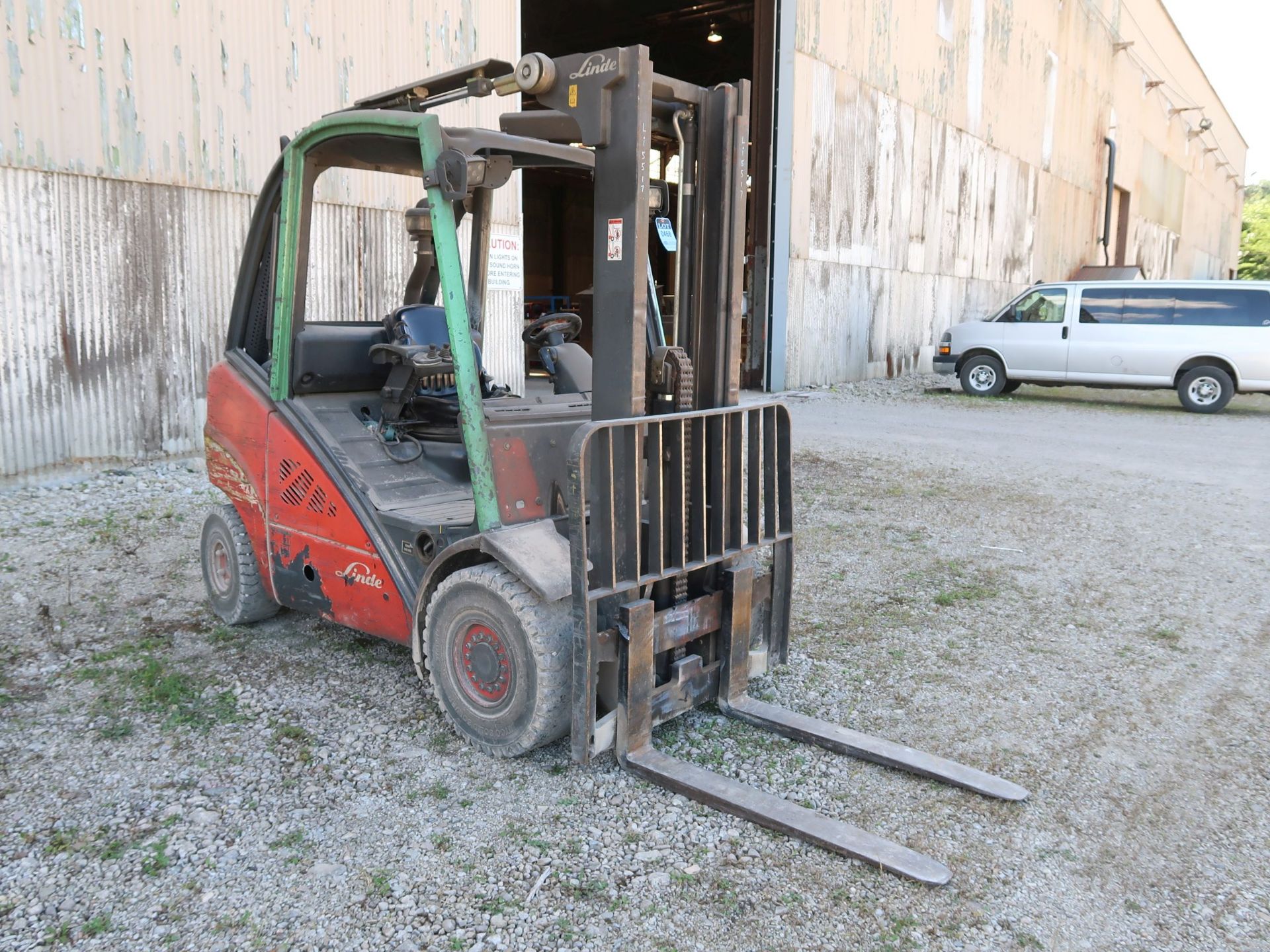 5,000 LB. LINDE MODEL H25D DIESEL POWERED SOLID PNEUMATIC TIRE LIFT TRUCK; S/N 05917, 2-STAGE - Image 3 of 10