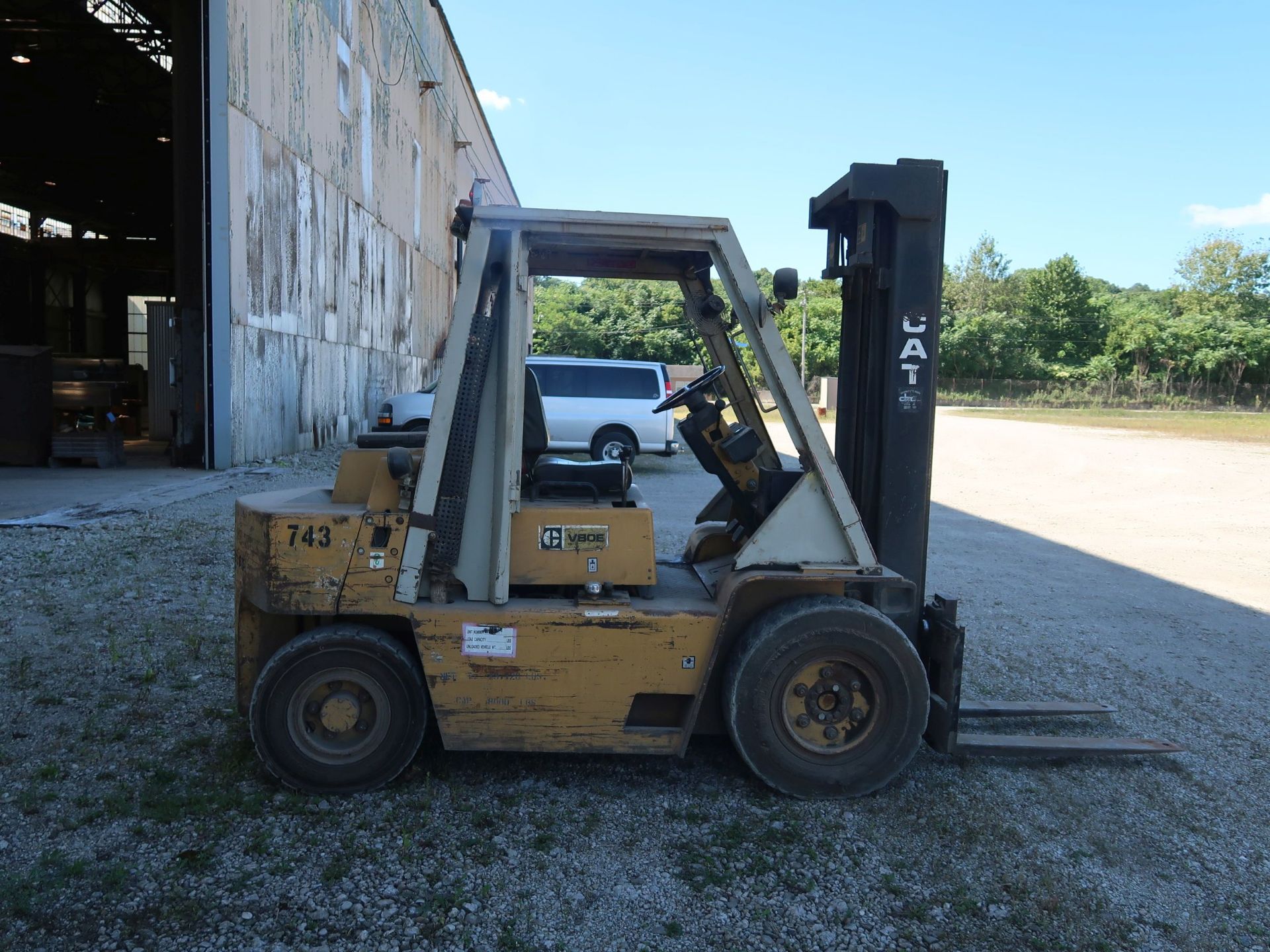 8,000 LB. CATERPILLAR MODEL V80E DIESEL POWER PNEUMATIC TIRE LIFT TRUCK; S/N 37-7291, 2-STAGE - Image 4 of 11