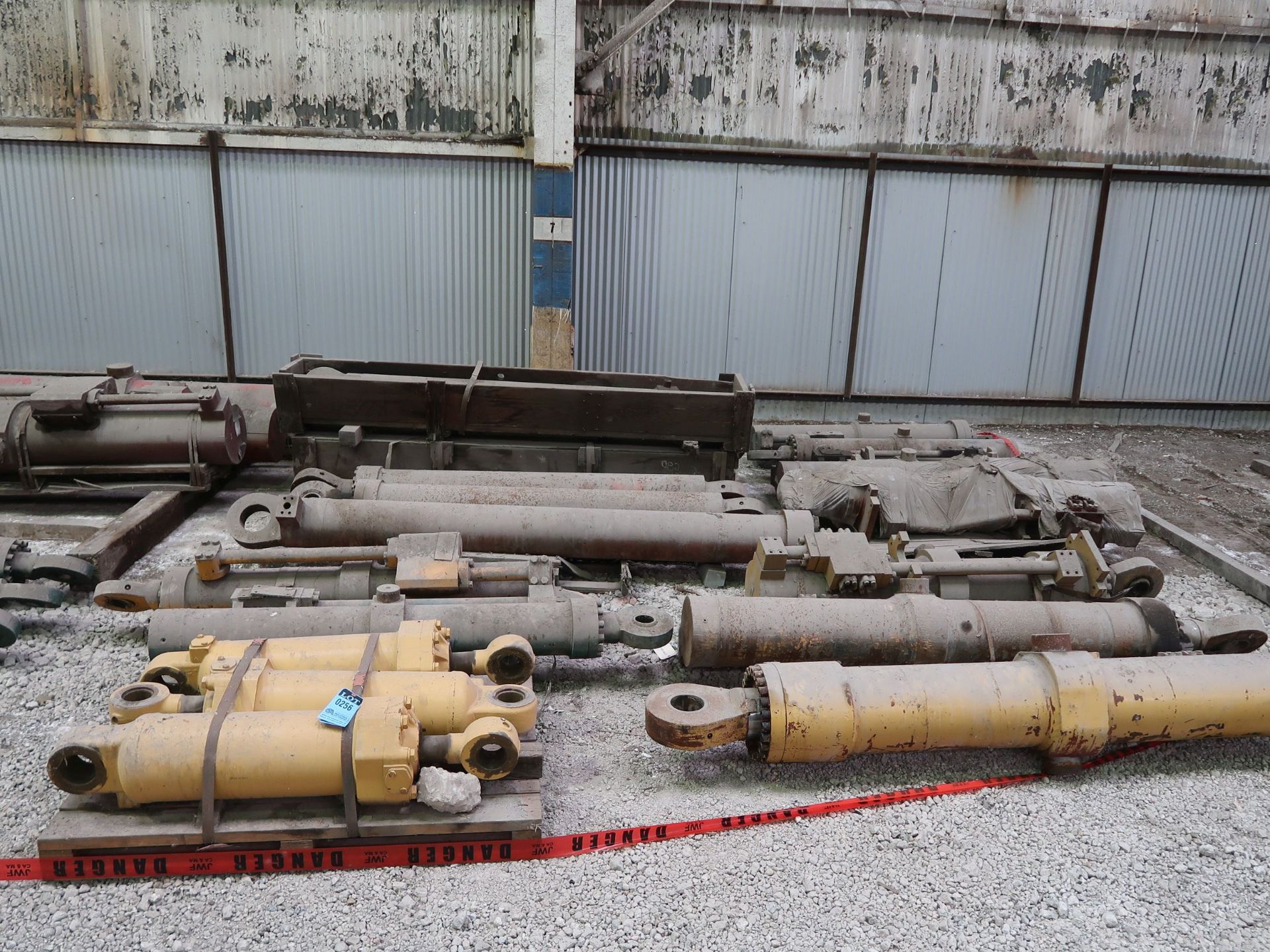 VARIOUS SIZE HYDRAULIC CYLINDERS