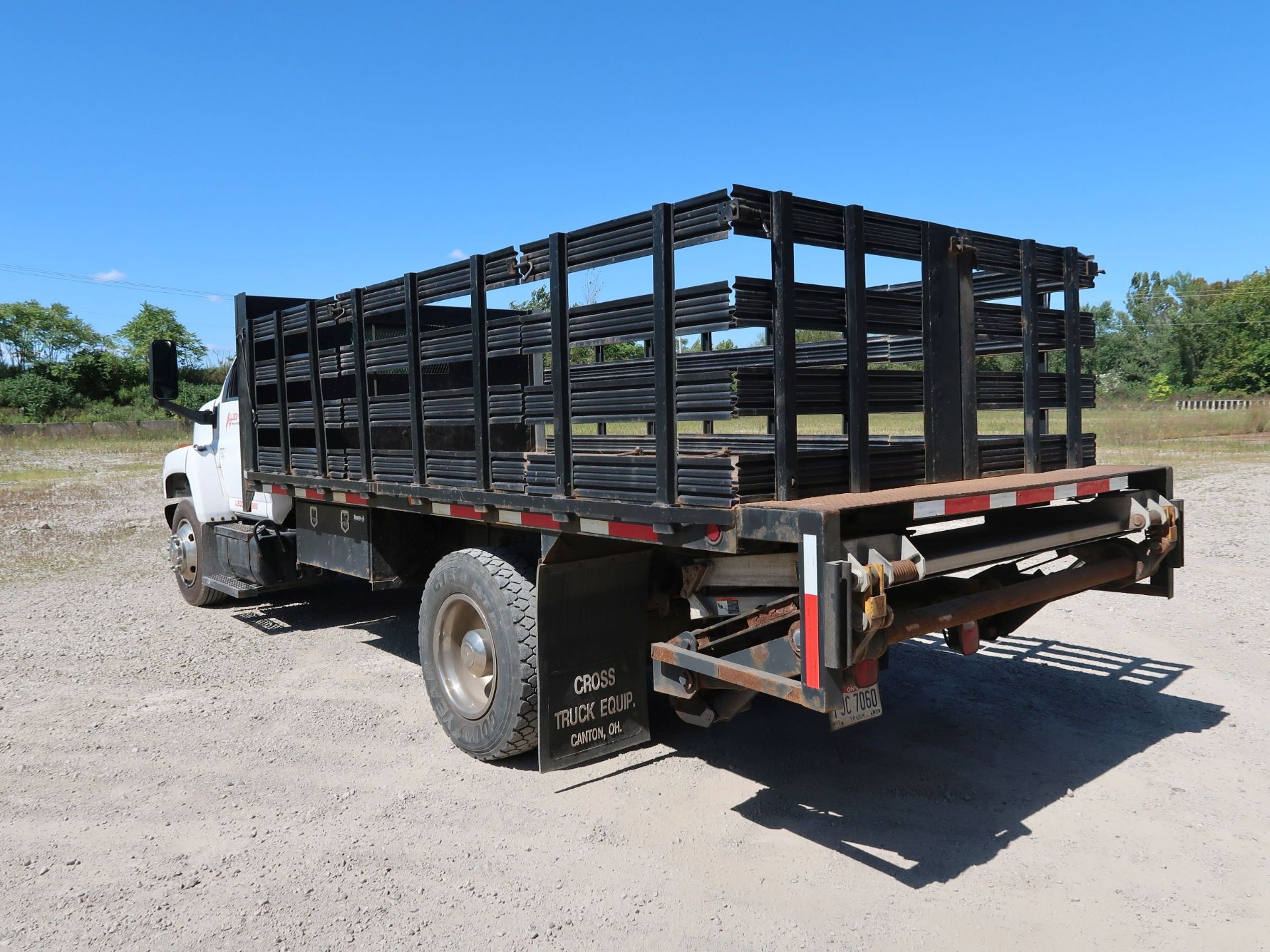 2000 GMC 16' STAKE BODY TRUCK; VIN 1GDJ6C1G38F403572, AUTOMATIC, 8,1 LITER ENGINE, LIFT GATE, 90,403 - Image 7 of 14