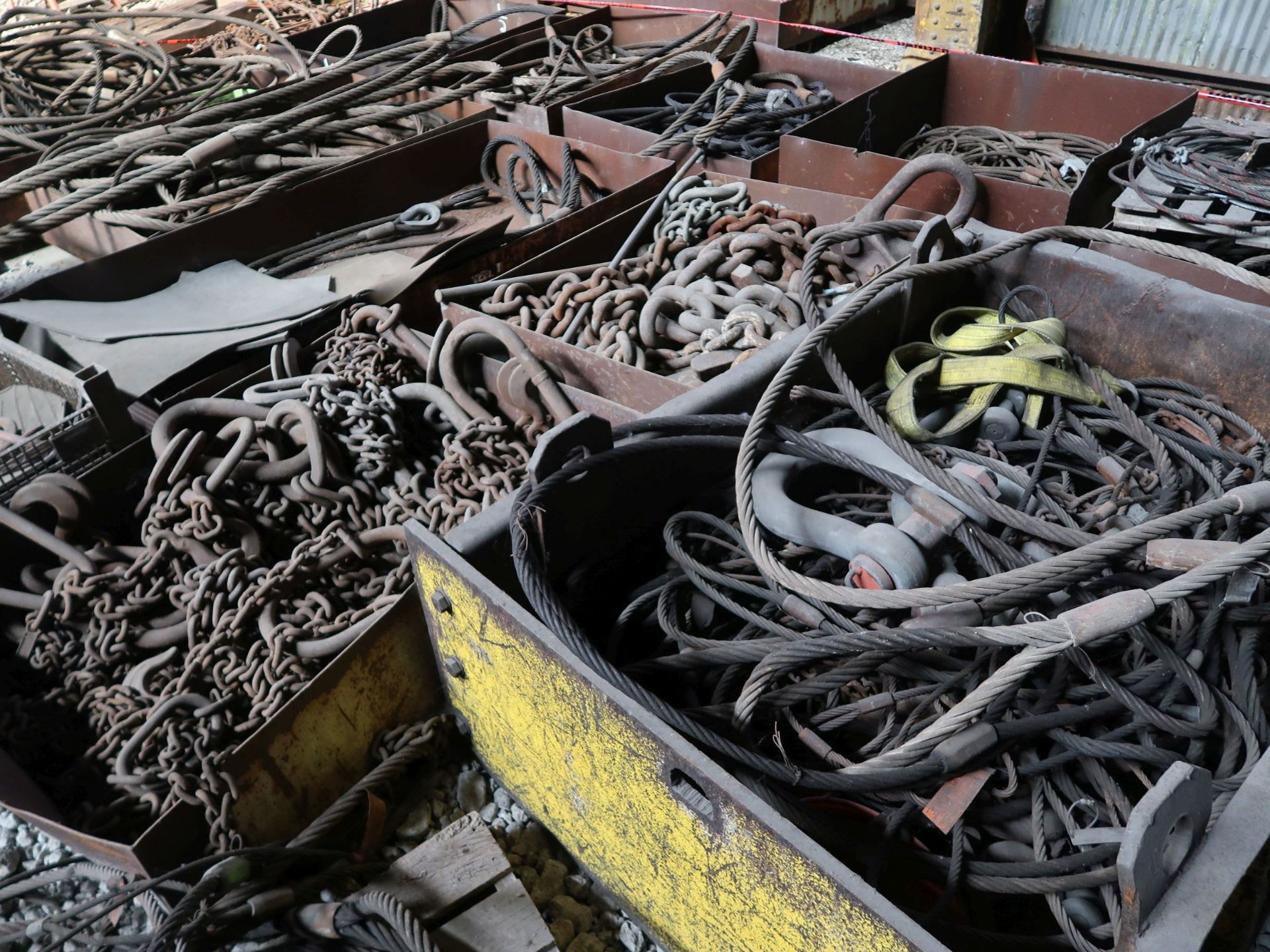 (LOT) LARGE QUANTITY OF STEEL ITEMS - PLATFORMS, BASKETS WITH RIGGING, SLINGS, SHACKLES, AND OTHER - - Image 7 of 10