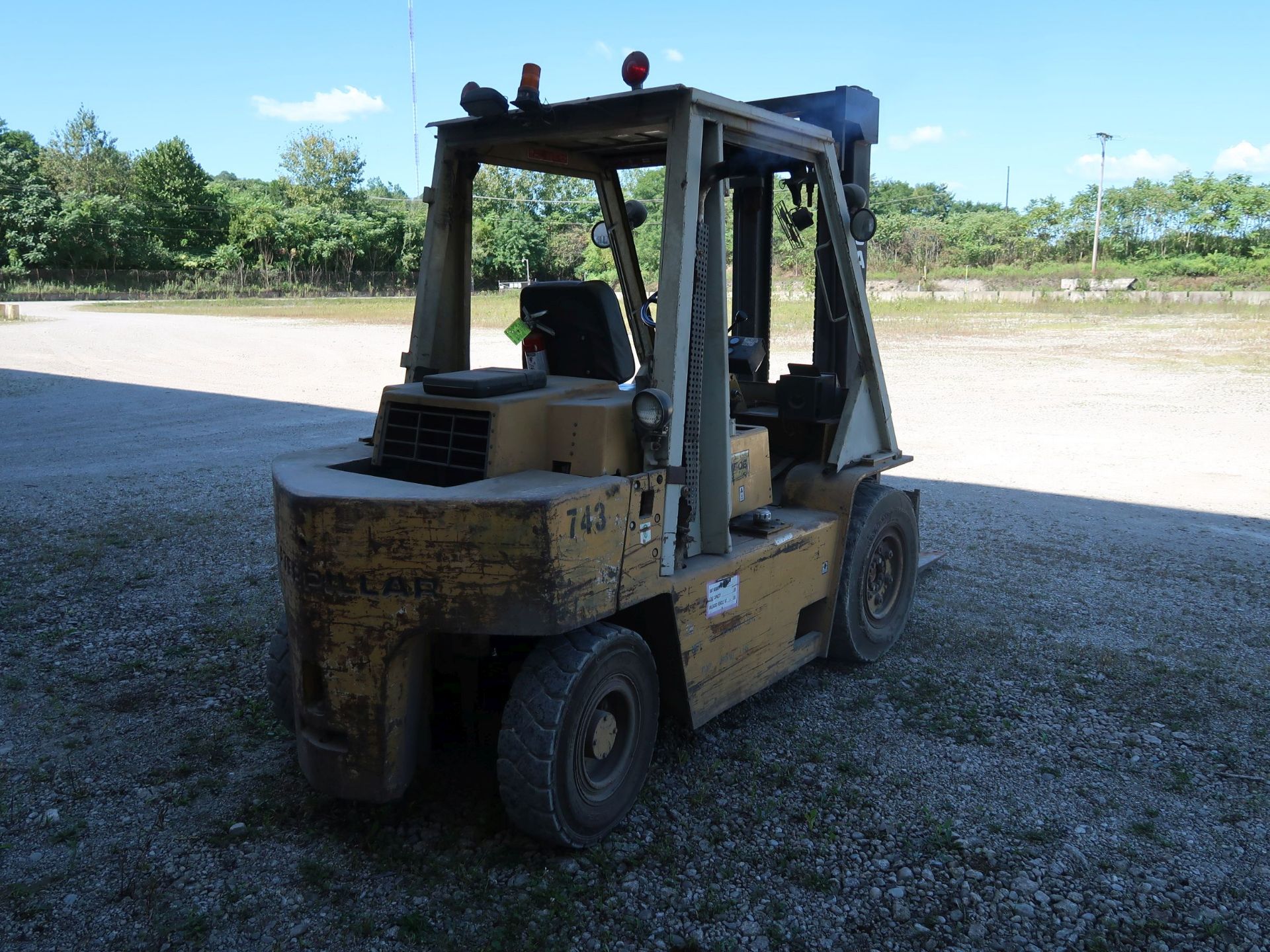 8,000 LB. CATERPILLAR MODEL V80E DIESEL POWER PNEUMATIC TIRE LIFT TRUCK; S/N 37-7291, 2-STAGE - Image 5 of 11