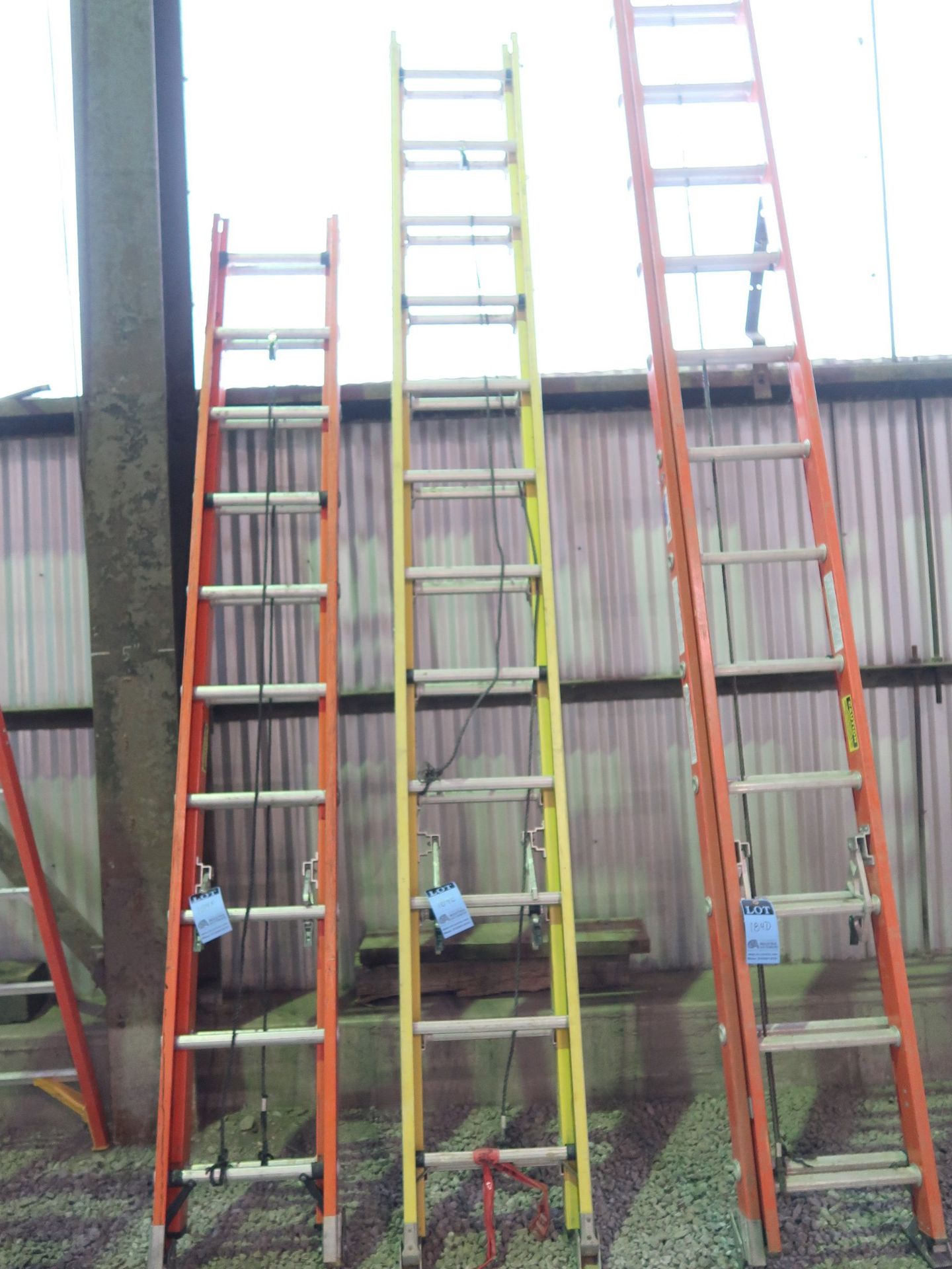 25' WERNER FIBERGLASS EXTENSION LADDER