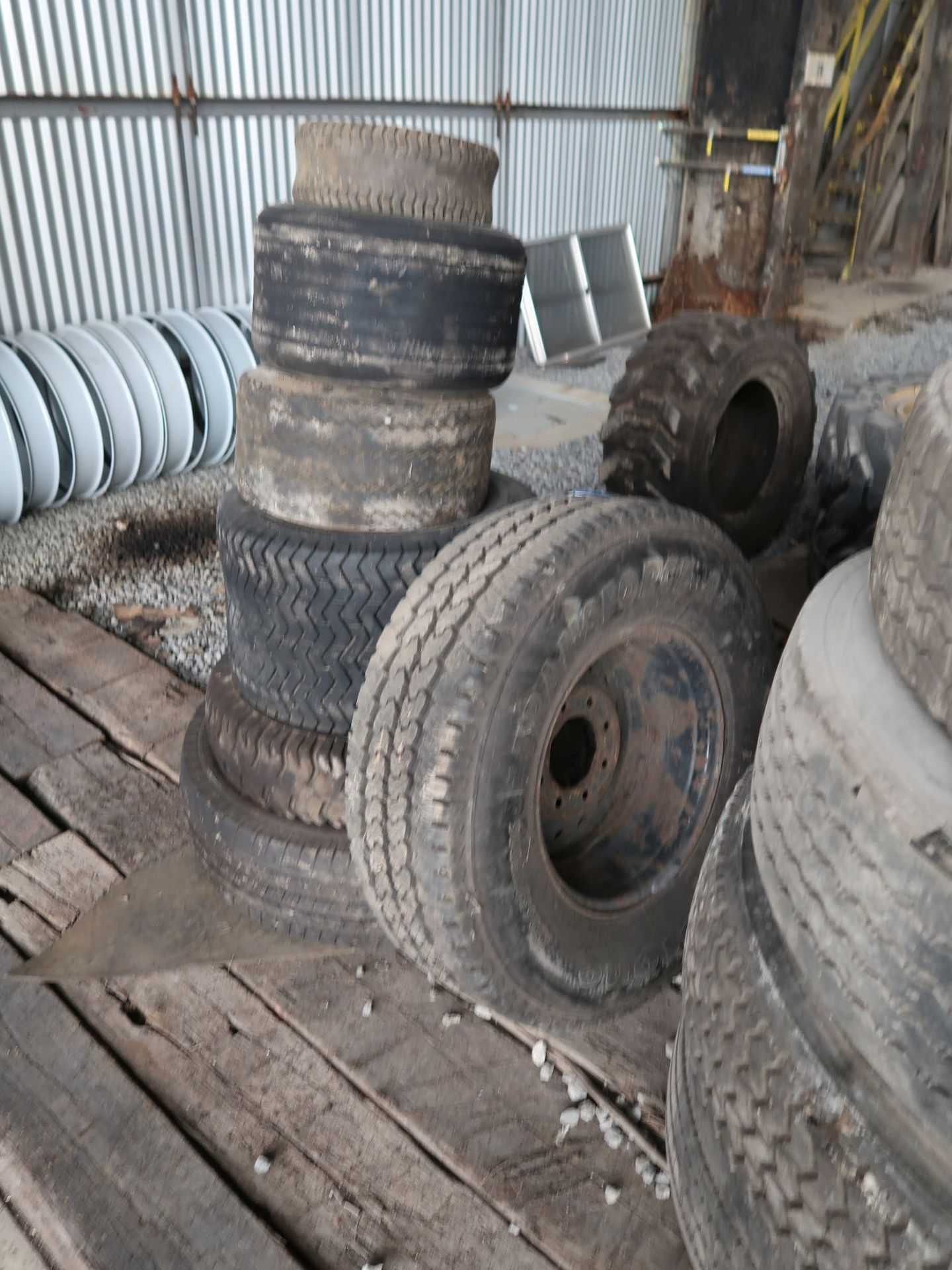 (LOT) ALPHA 12.00/24 EXTRA CROSSBAR/VOT TIRES WITH RIMS AND (13) MISECLLANEOUS - Image 3 of 3