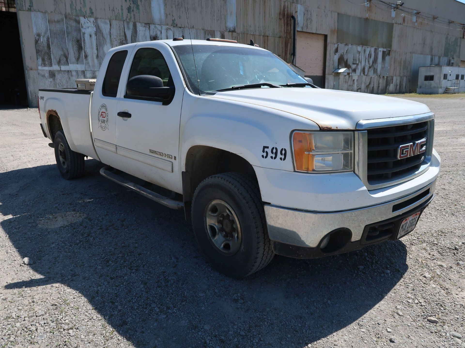 2007 GMC 2500 FOUR WHEEL DRIVE PICKUP TRUCK; VIN 1GTHK29K07E557288, 6.0 LITER, TOOLBOX, 232,785 - Image 3 of 12