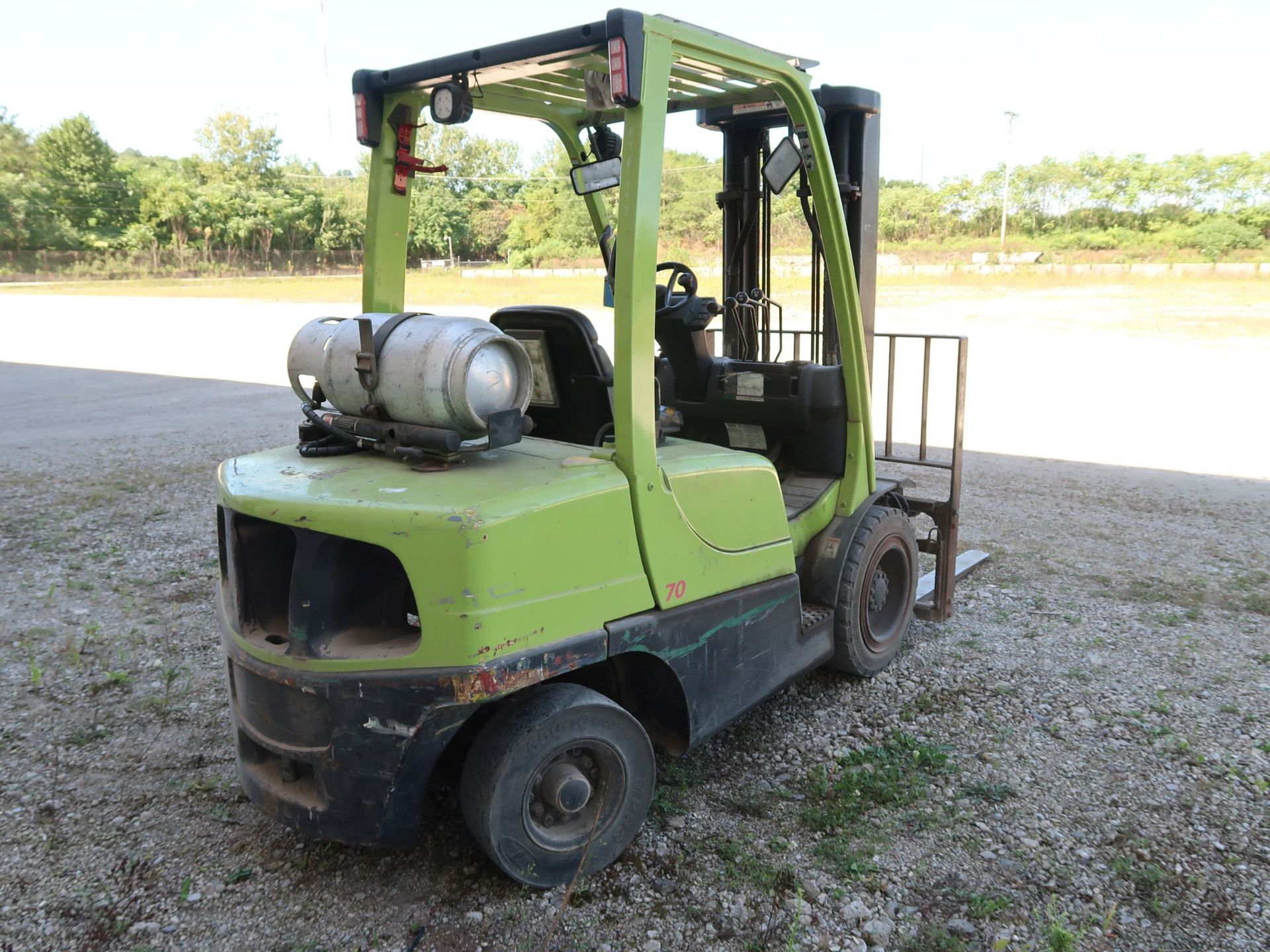 6,500 LB. HYSTER MODEL H70FT LP GAS SOLID PNEUMATIC TIRE LIFT TRUCK; S/N L177VB8144J, 2-STAGE - Image 5 of 11