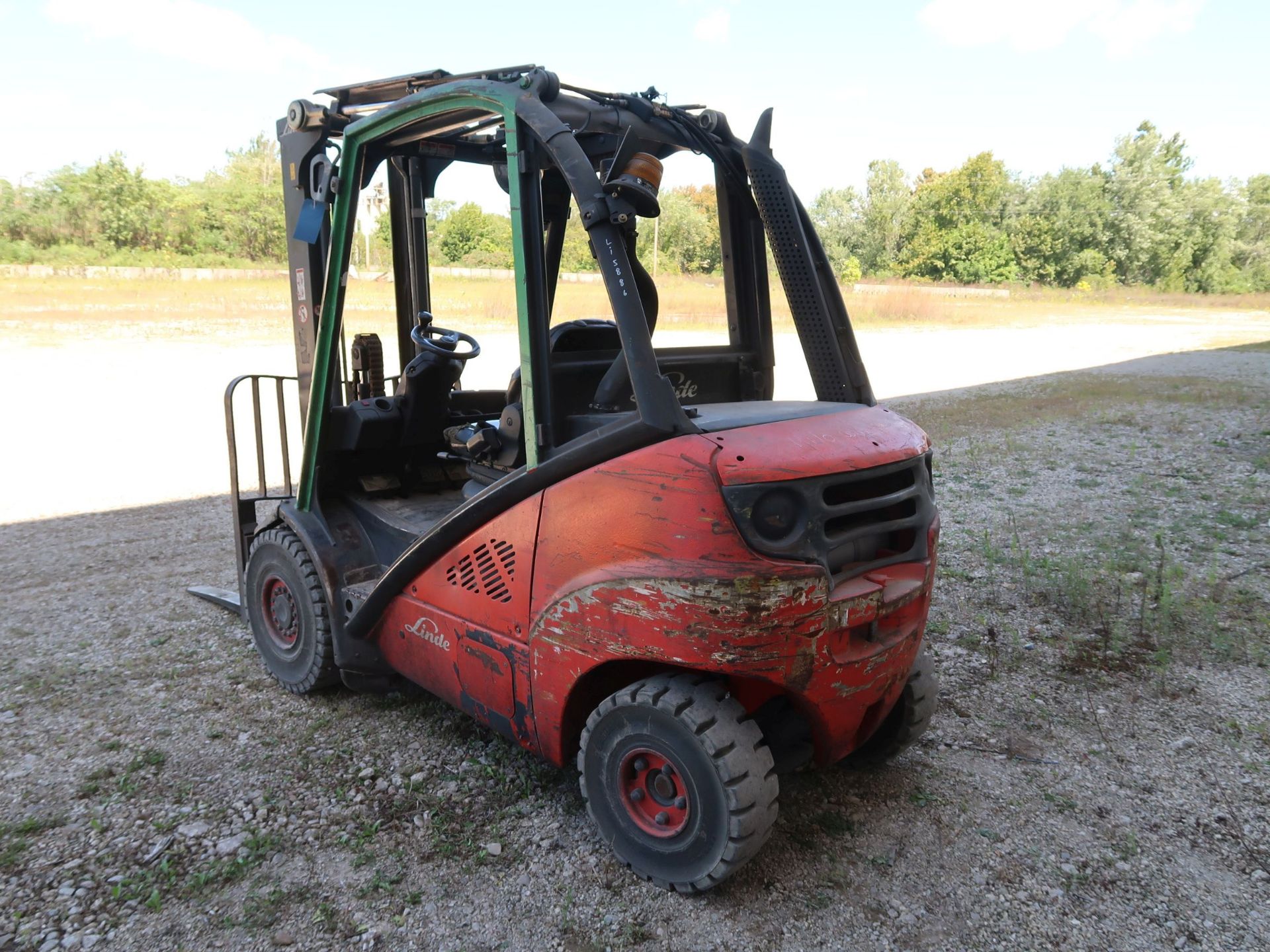 5,000 LB. LINDE MODEL H25D DIESEL POWERED SOLID PNEUMATIC TIRE LIFT TRUCK; S/N 05886, 2-STAGE - Image 7 of 11