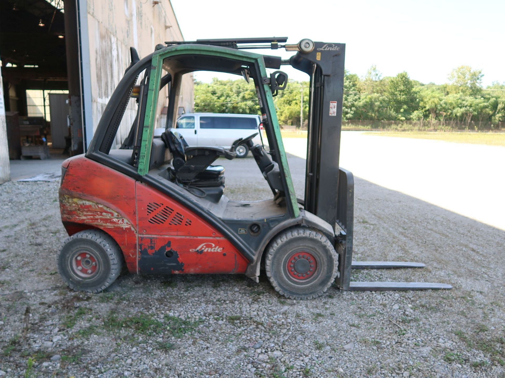 5,000 LB. LINDE MODEL H25D DIESEL POWERED SOLID PNEUMATIC TIRE LIFT TRUCK; S/N 05917, 2-STAGE - Image 4 of 10