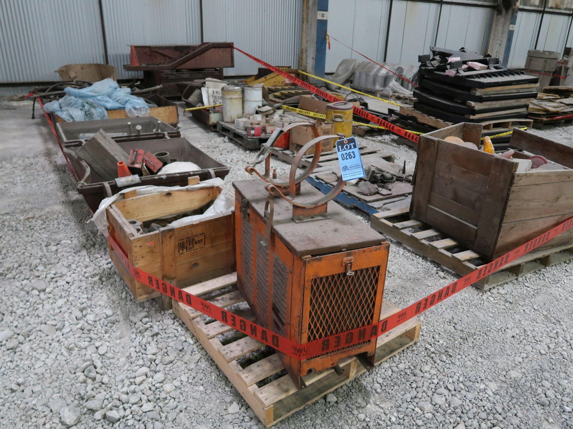 (LOT) ASSORTED PARTS, LP GAS ENGINE, SAFETY LIGHT, STEEL TOTES