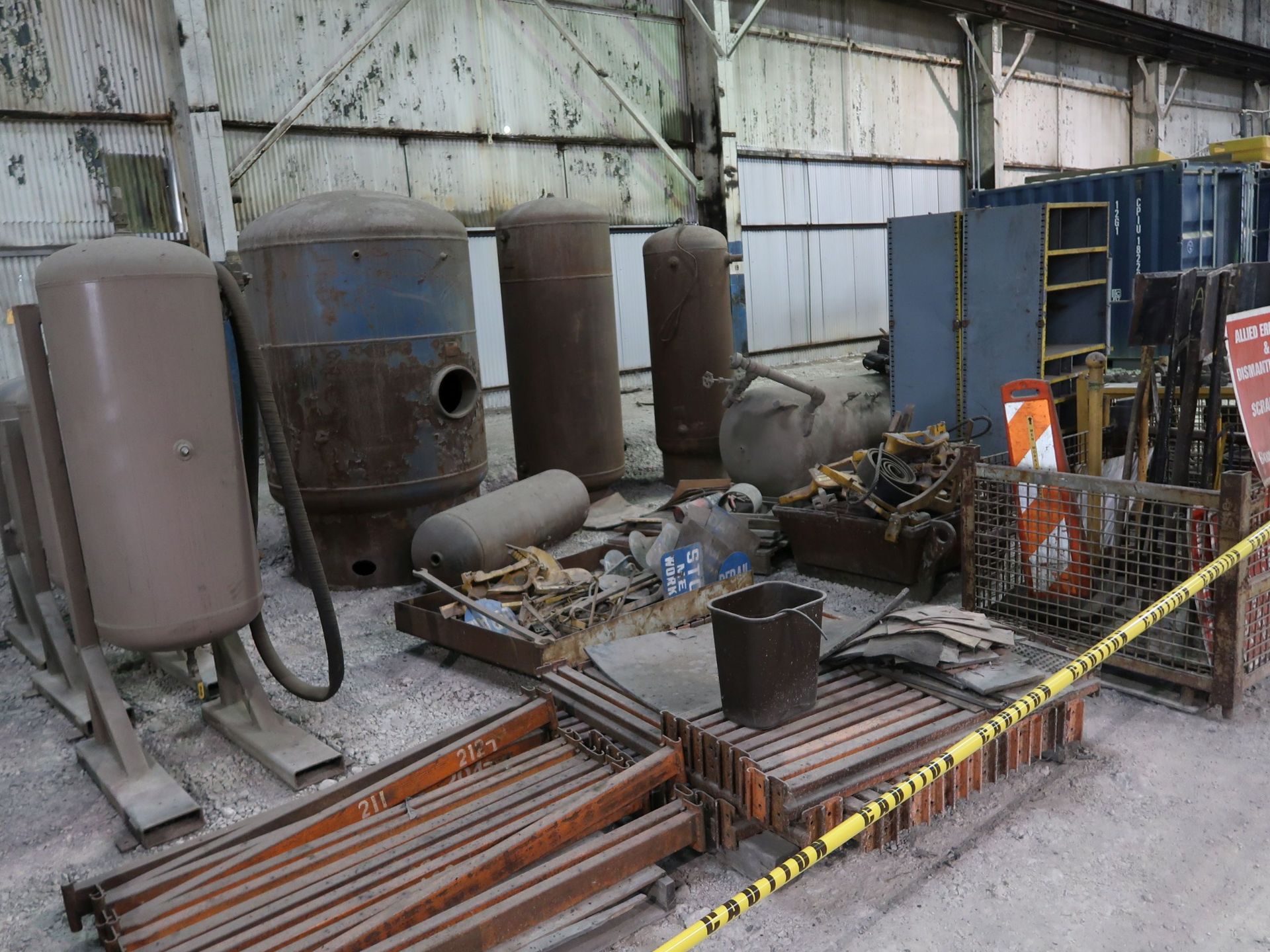 (LOT) LARGE QUANTITY OF STEEL ITEMS - TANKS, WIRE BASKETS, DISASSEMBLEDE RACK, STEEL TUBS, STEEL - Image 2 of 3