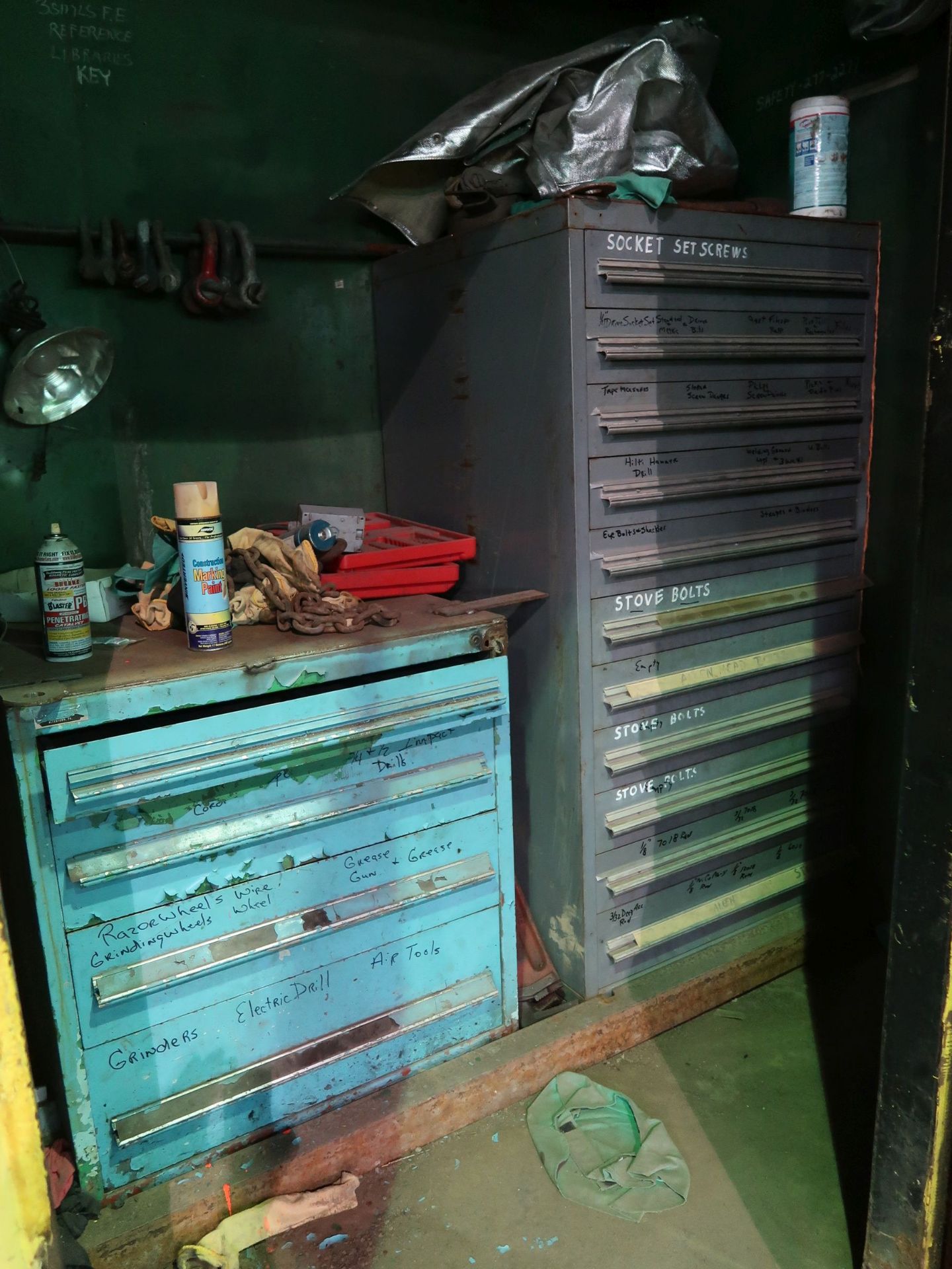 (LOT) YELLOW STEEL CONTAINER WITH CONTENTS- VIDMAR TYPE CABINETS WITH HARDWARE - Image 2 of 3
