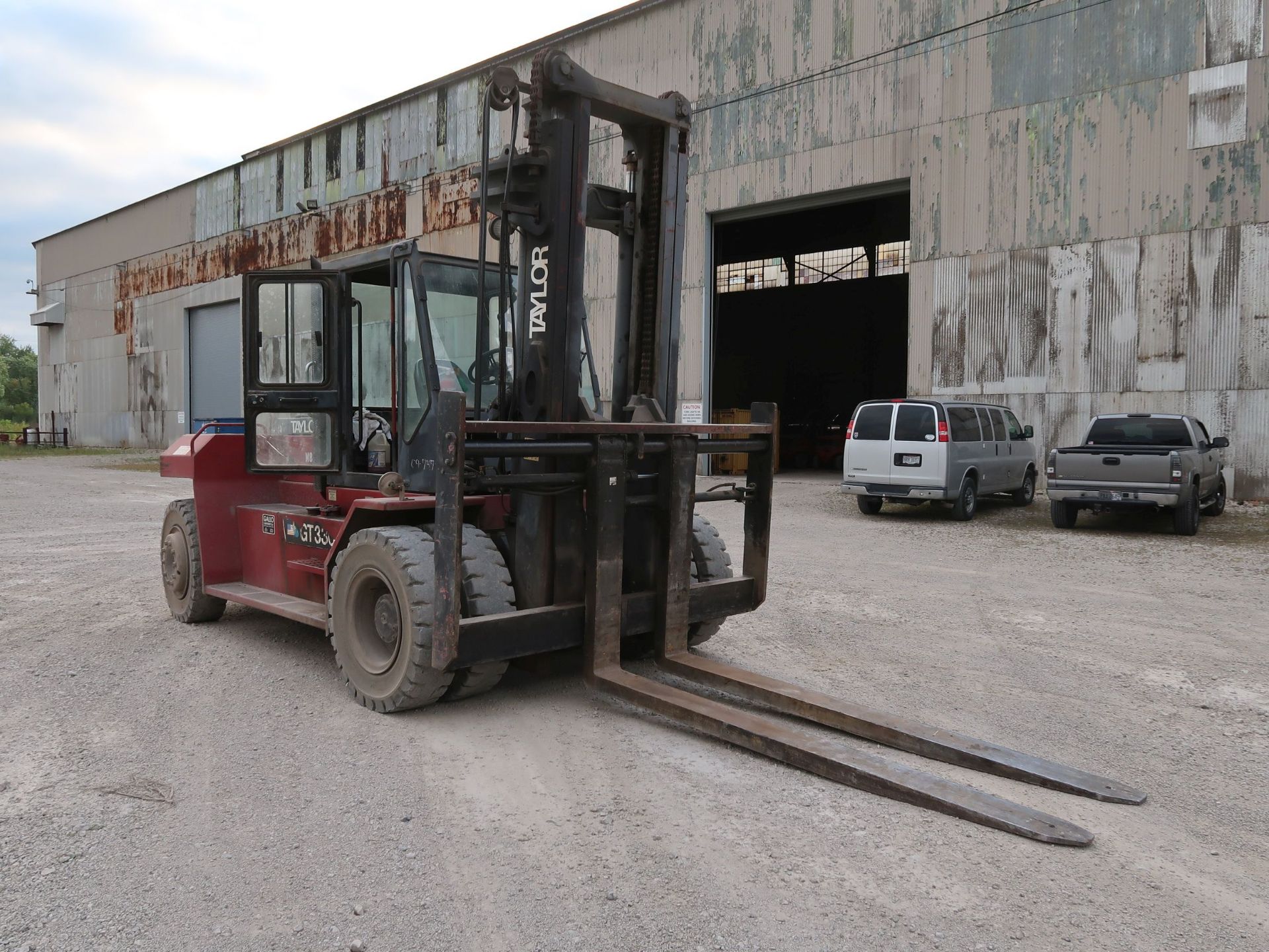 33,000 LB. TAYLOR MODEL GT330 DIESEL POWER PNEUMATIC TIRE LIFT TRUCK; S/N S-27-23690, TRUCK WEIGHT - Image 3 of 12