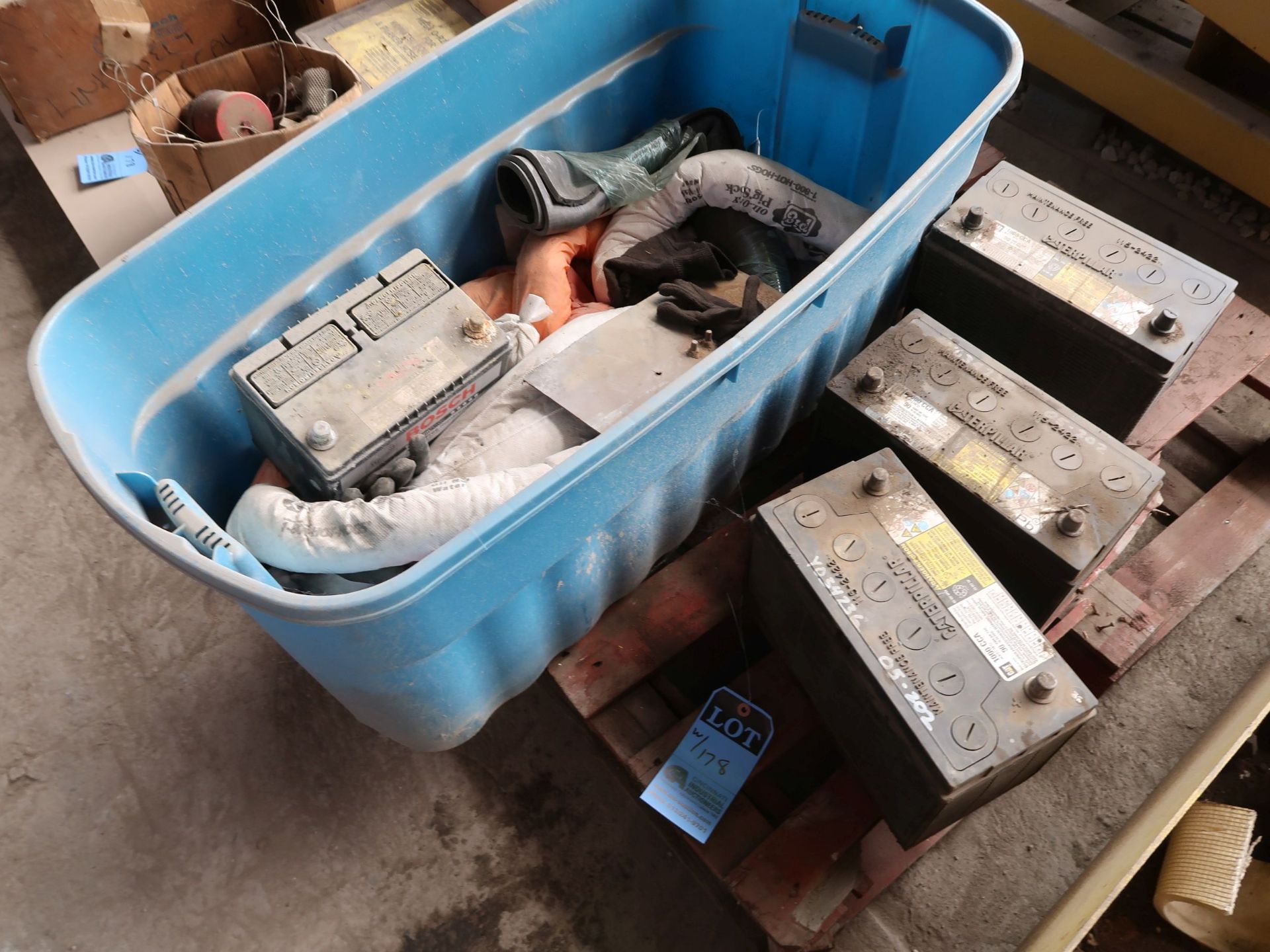 (LOT) MACHINE PARTS INCLUDING ROLLERS, HYDRAULIC UNITS, RADIATOR, METAL GURADS, BATTERIES, FILTERS - Image 3 of 11