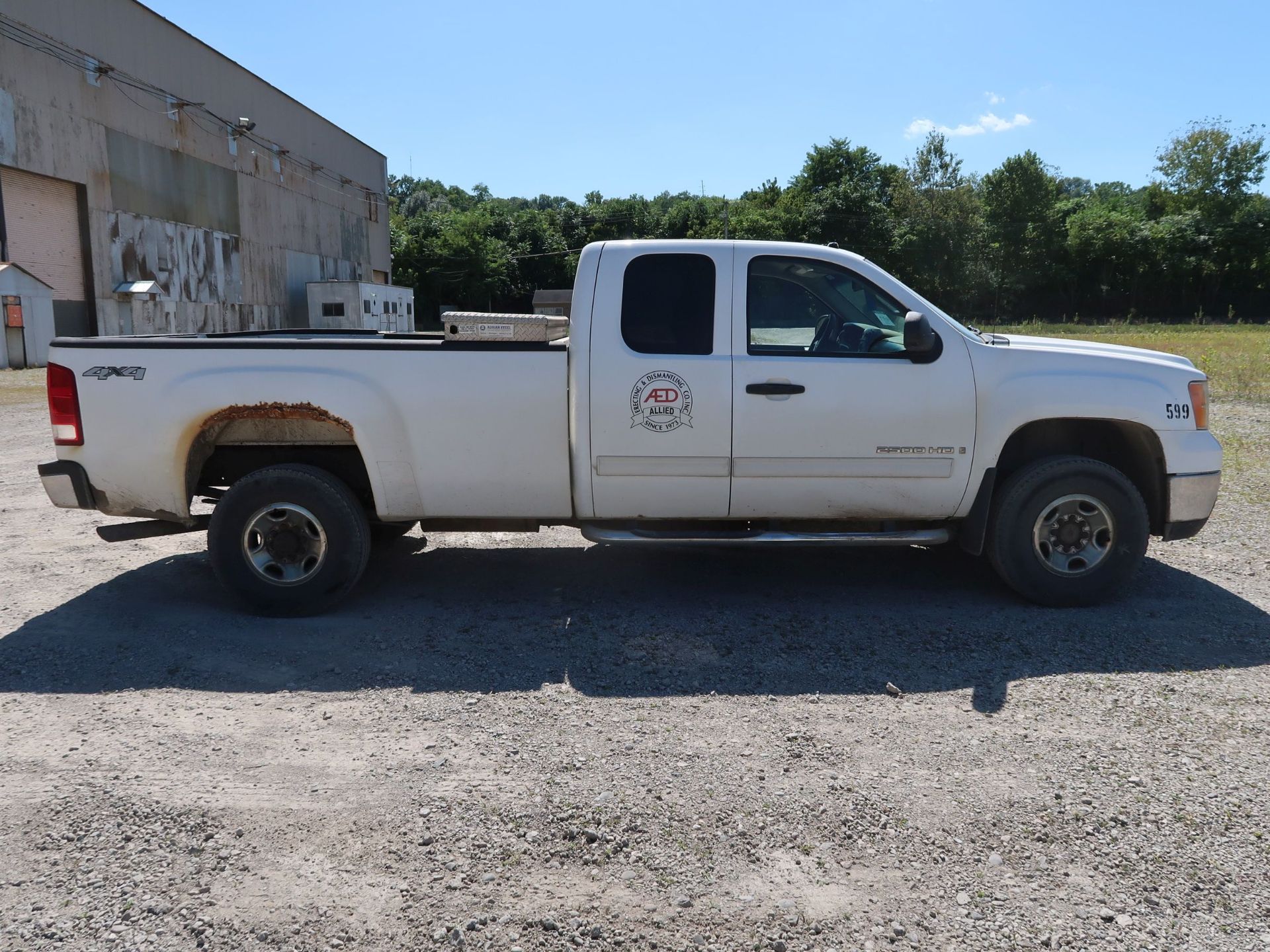 2007 GMC 2500 FOUR WHEEL DRIVE PICKUP TRUCK; VIN 1GTHK29K07E557288, 6.0 LITER, TOOLBOX, 232,785 - Image 4 of 12