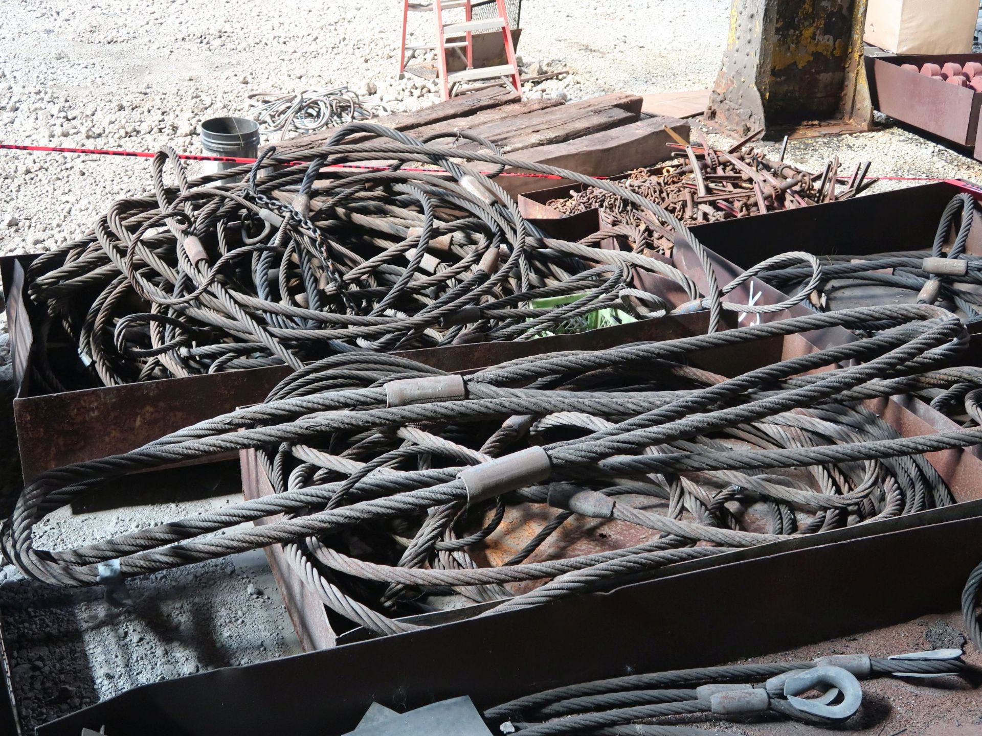 (LOT) LARGE QUANTITY OF STEEL ITEMS - PLATFORMS, BASKETS WITH RIGGING, SLINGS, SHACKLES, AND OTHER - - Image 8 of 10
