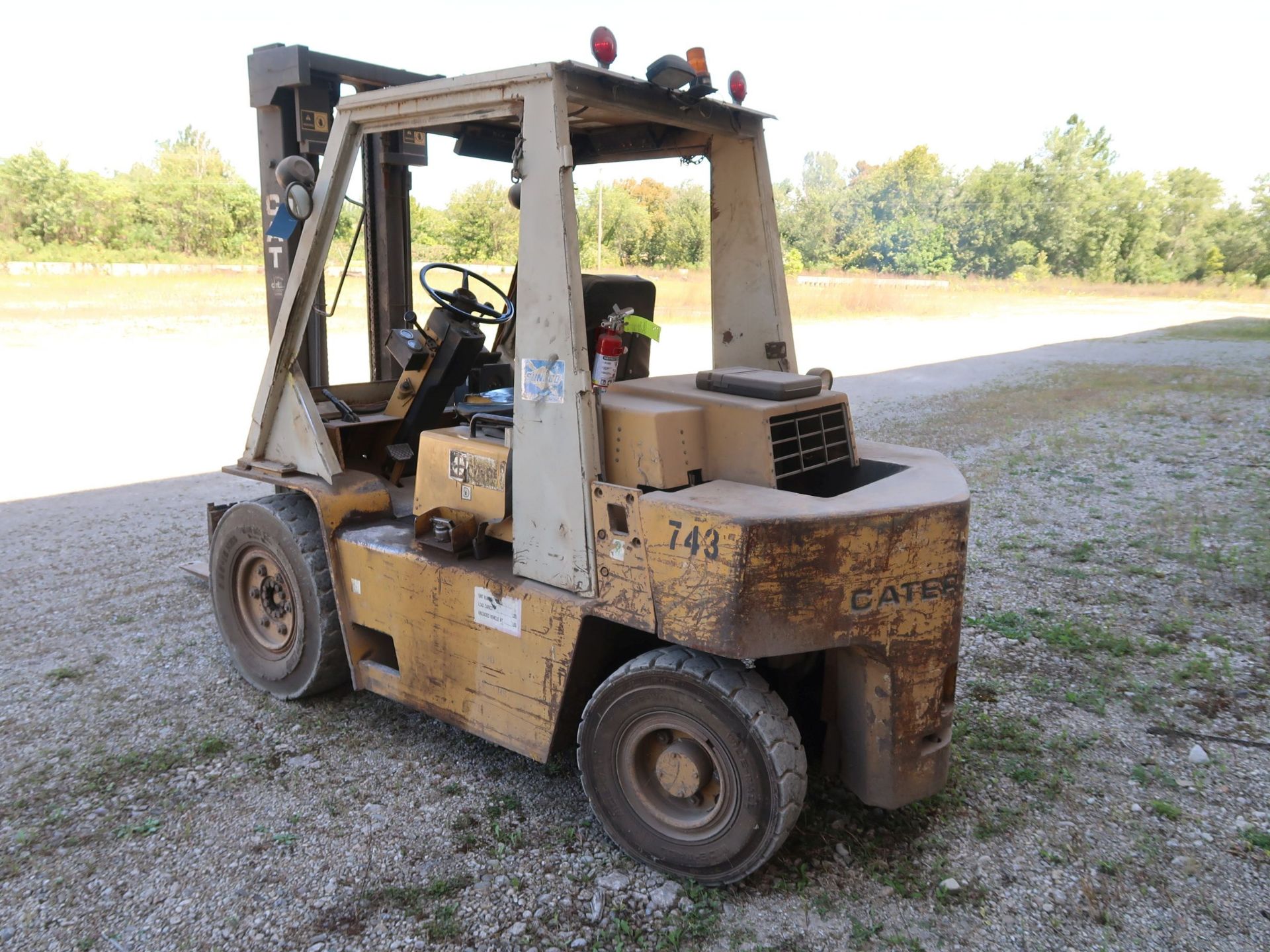 8,000 LB. CATERPILLAR MODEL V80E DIESEL POWER PNEUMATIC TIRE LIFT TRUCK; S/N 37-7291, 2-STAGE - Image 7 of 11