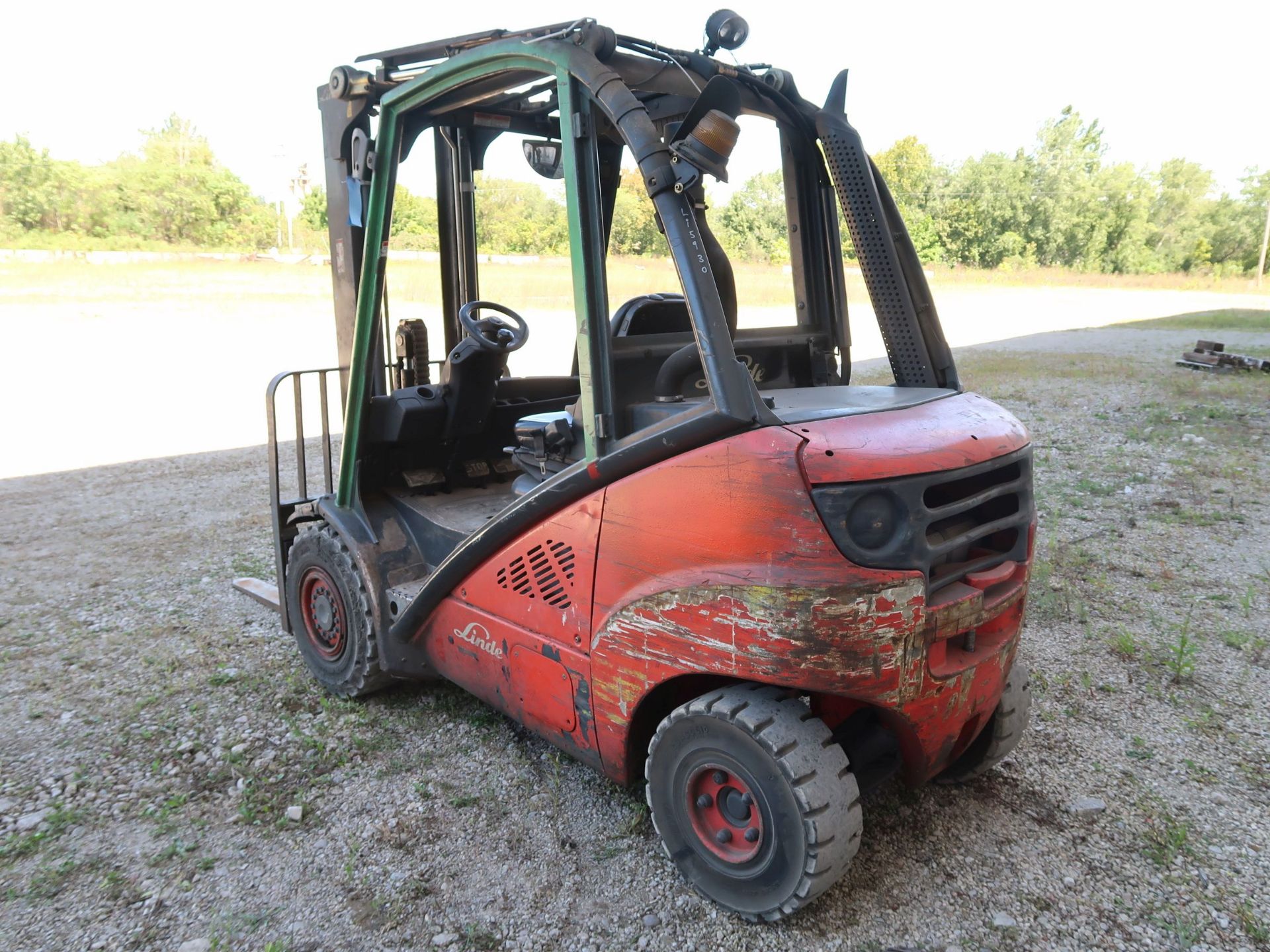 5,000 LB. LINDE MODEL H25D DIESEL POWERED SOLID PNEUMATIC TIRE LIFT TRUCK; S/N 05930, 2-STAGE - Image 7 of 11