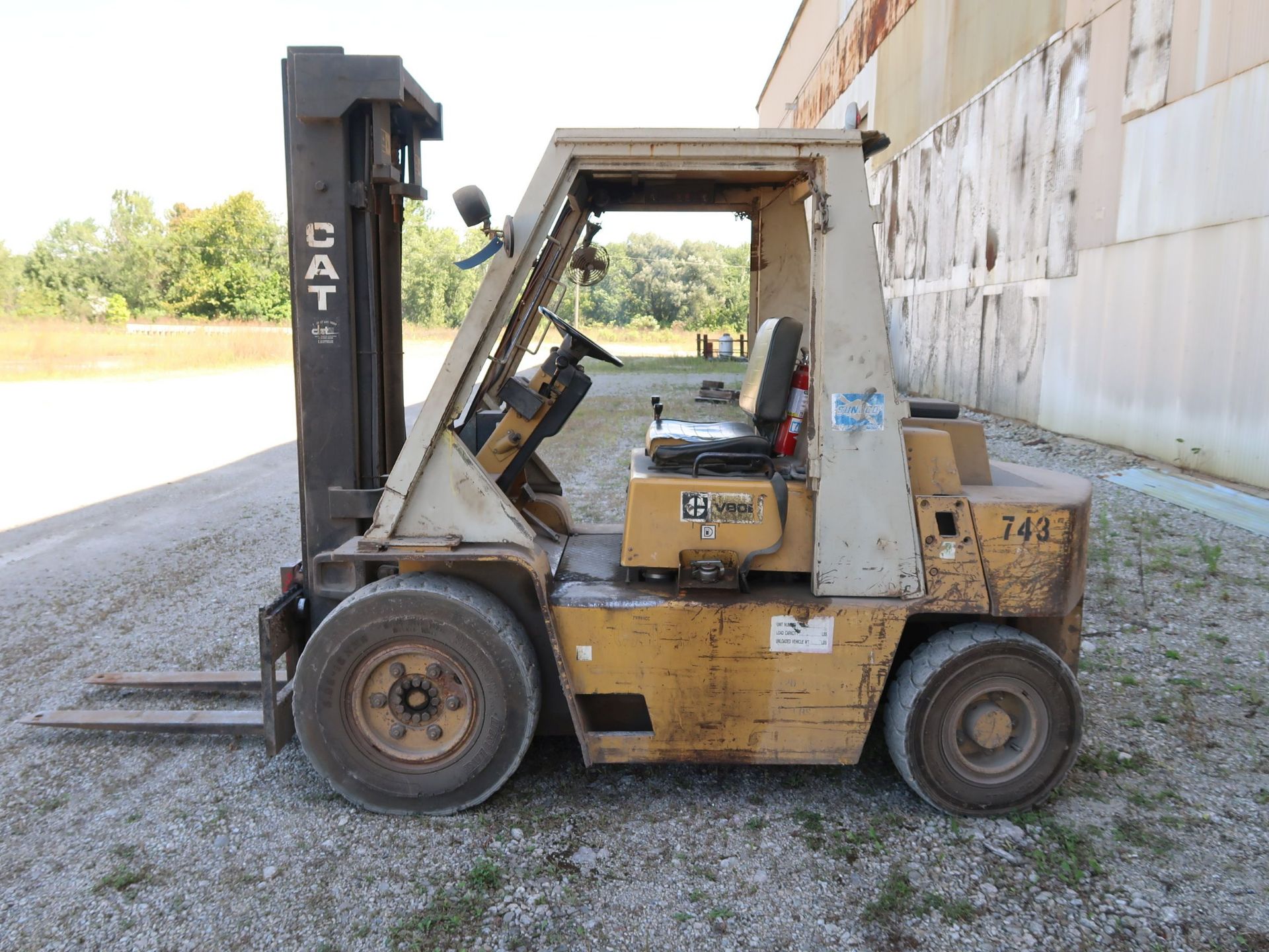 8,000 LB. CATERPILLAR MODEL V80E DIESEL POWER PNEUMATIC TIRE LIFT TRUCK; S/N 37-7291, 2-STAGE - Image 8 of 11