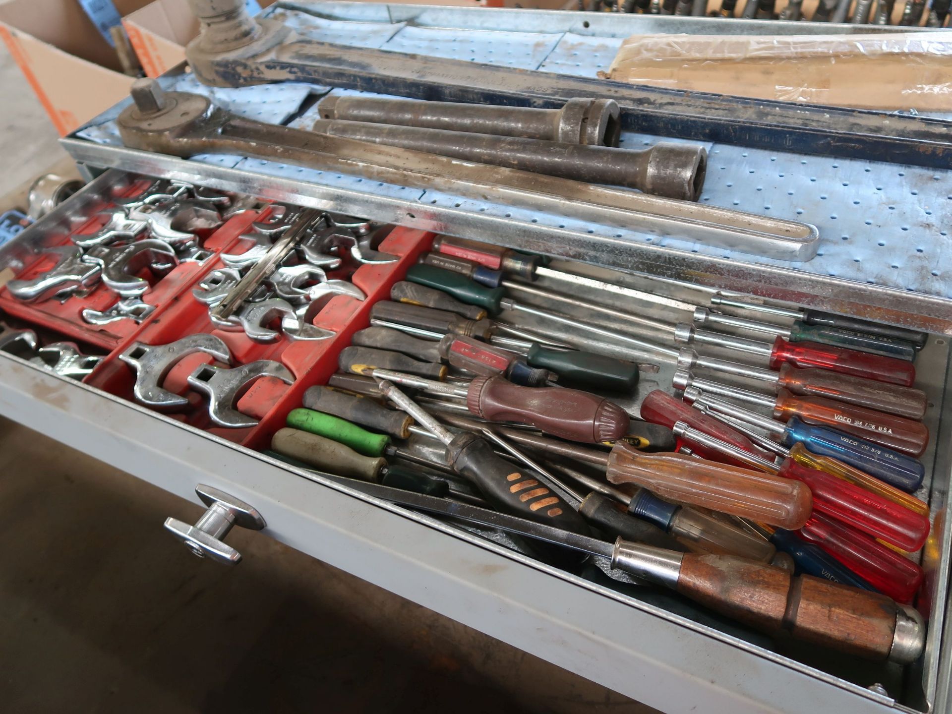 THREE DRAWER AMERICAN EAGLE TOOL CABINETS AND CONTENTS MISCELLANEOUS HAND TOOLS - Image 6 of 8