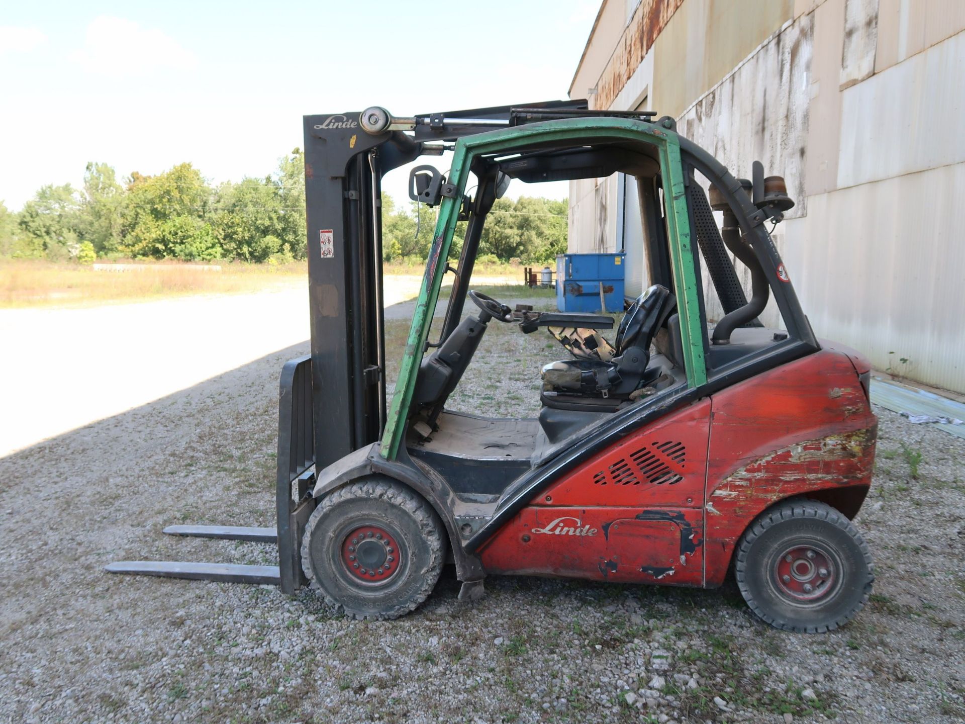 5,000 LB. LINDE MODEL H25D DIESEL POWERED SOLID PNEUMATIC TIRE LIFT TRUCK; S/N 05917, 2-STAGE - Image 8 of 10