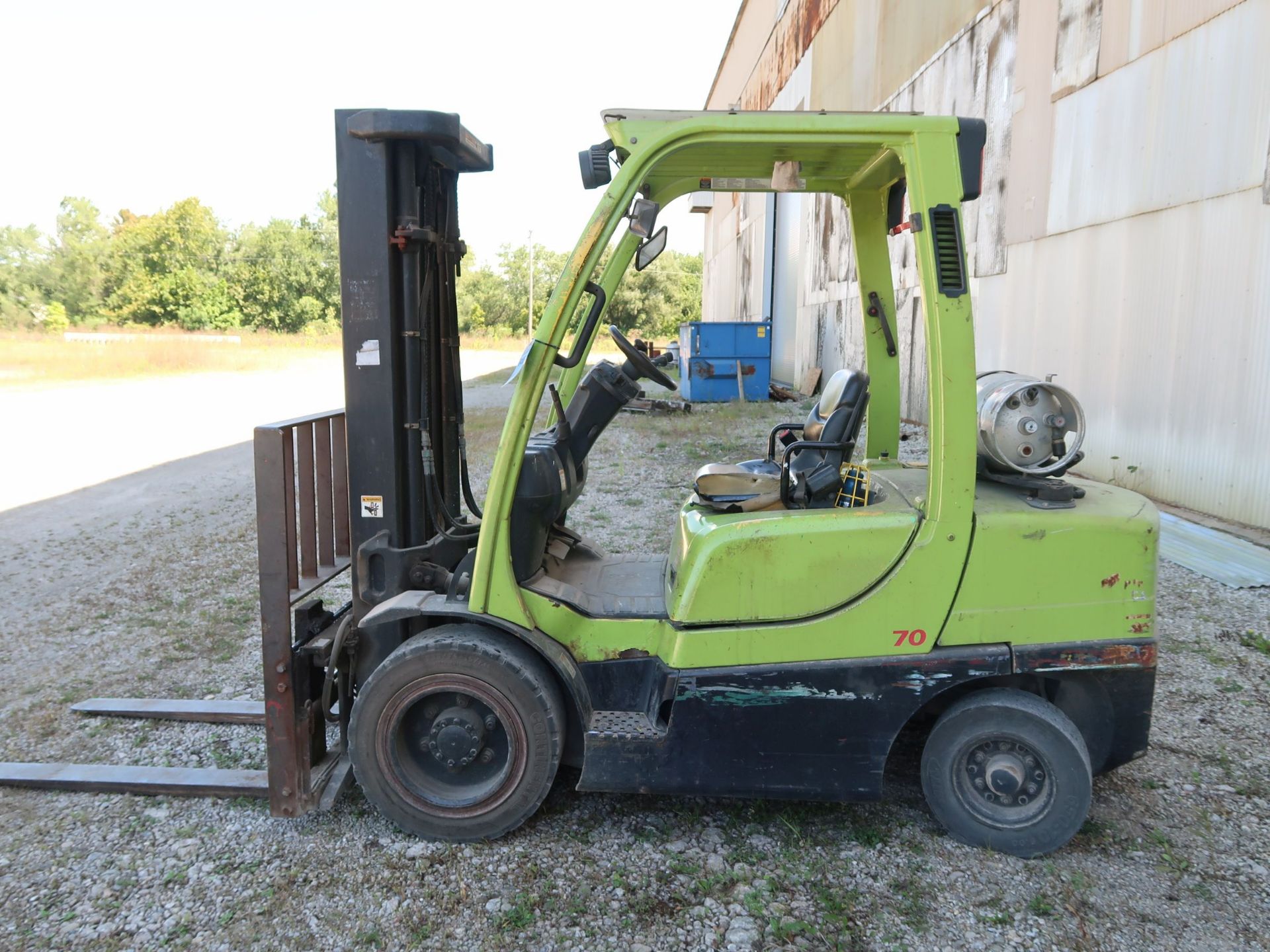 6,500 LB. HYSTER MODEL H70FT LP GAS SOLID PNEUMATIC TIRE LIFT TRUCK; S/N L177VB8144J, 2-STAGE - Image 8 of 11