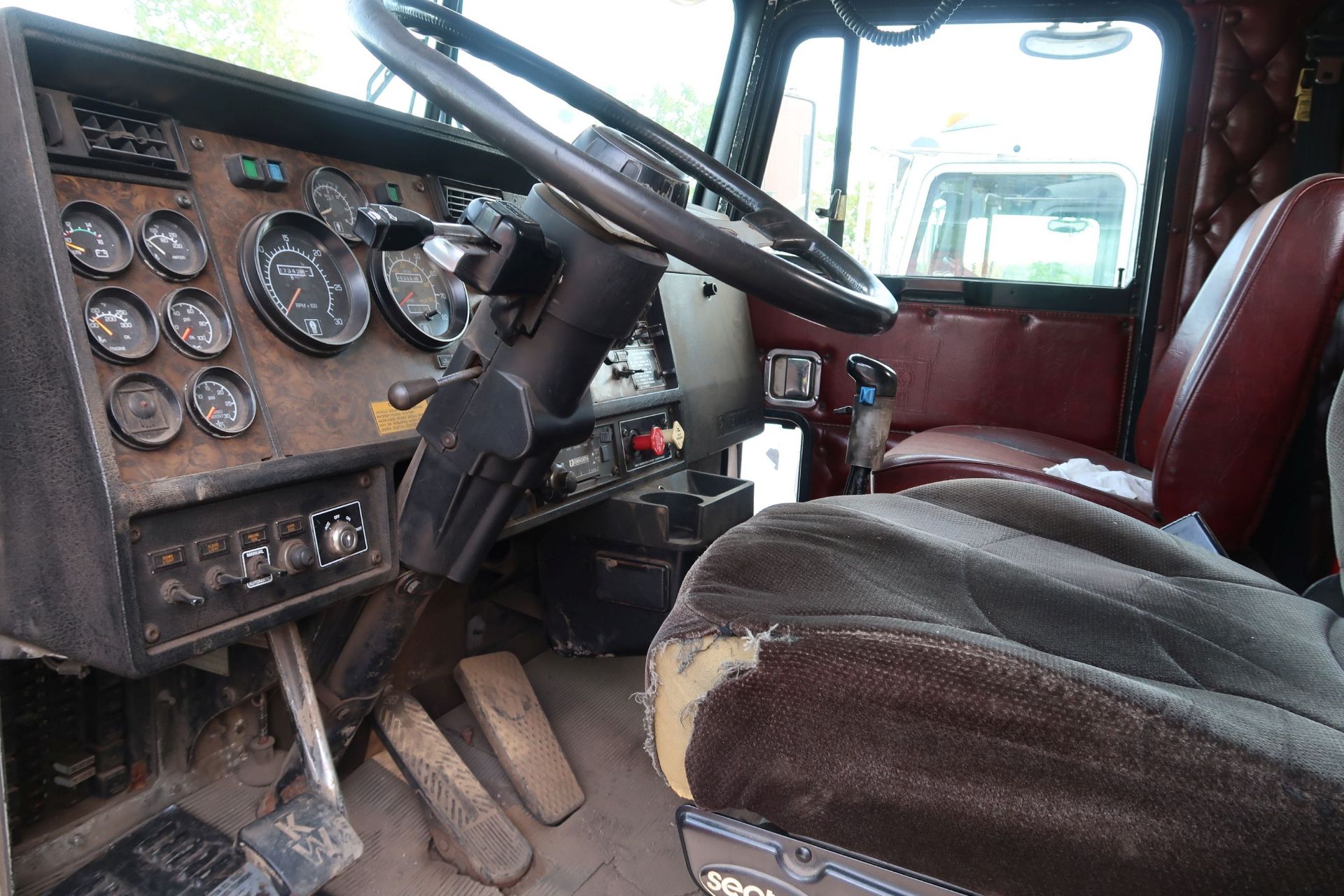 1993 KENWORTH TANDEM AXLE ROAD TRACTOR; VIN 2XKWDB9X9PM613892, CAT ENGINE, 93,502 MILES, UNIT 136 - Image 8 of 10