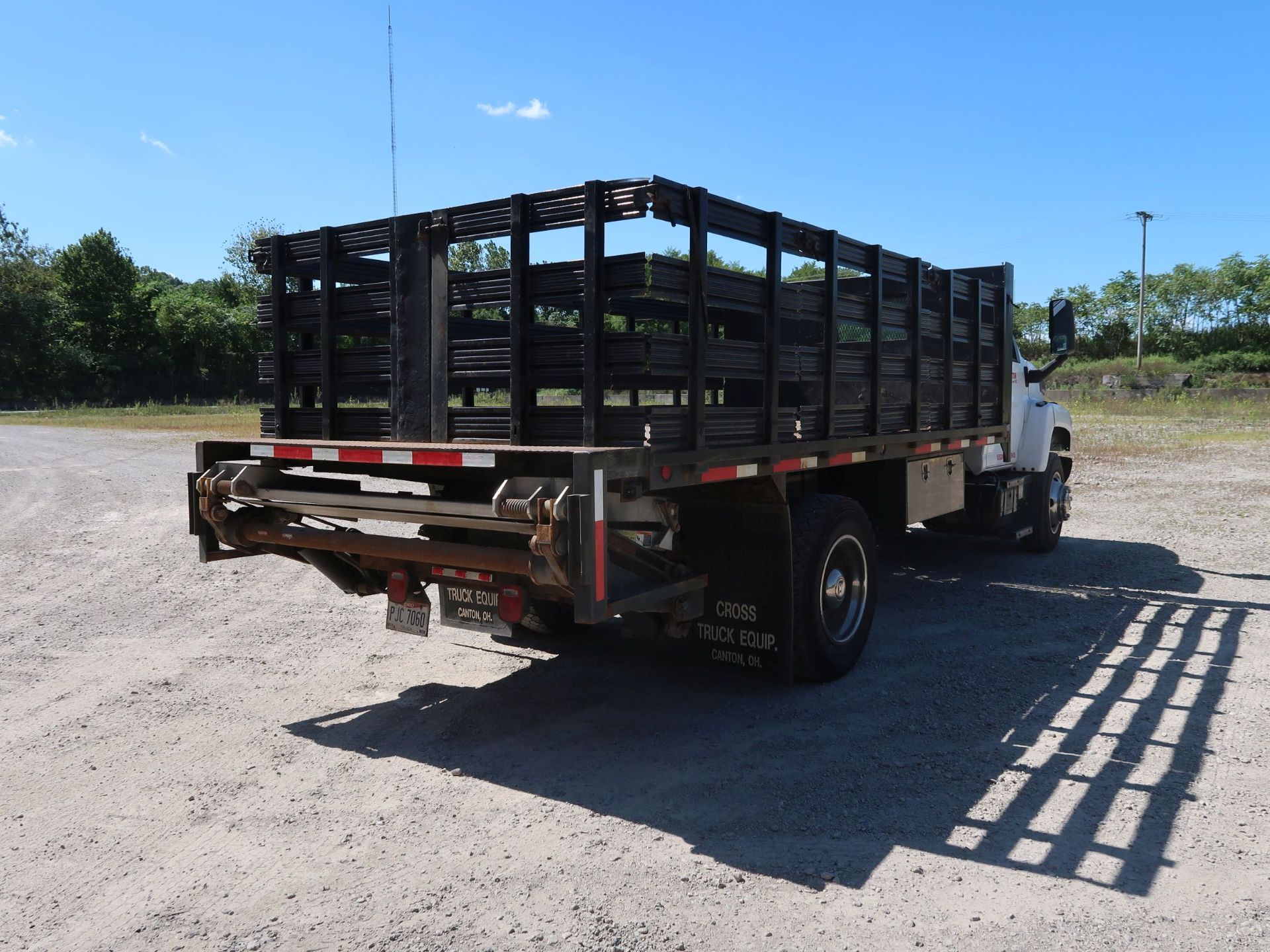 2000 GMC 16' STAKE BODY TRUCK; VIN 1GDJ6C1G38F403572, AUTOMATIC, 8,1 LITER ENGINE, LIFT GATE, 90,403 - Image 5 of 14