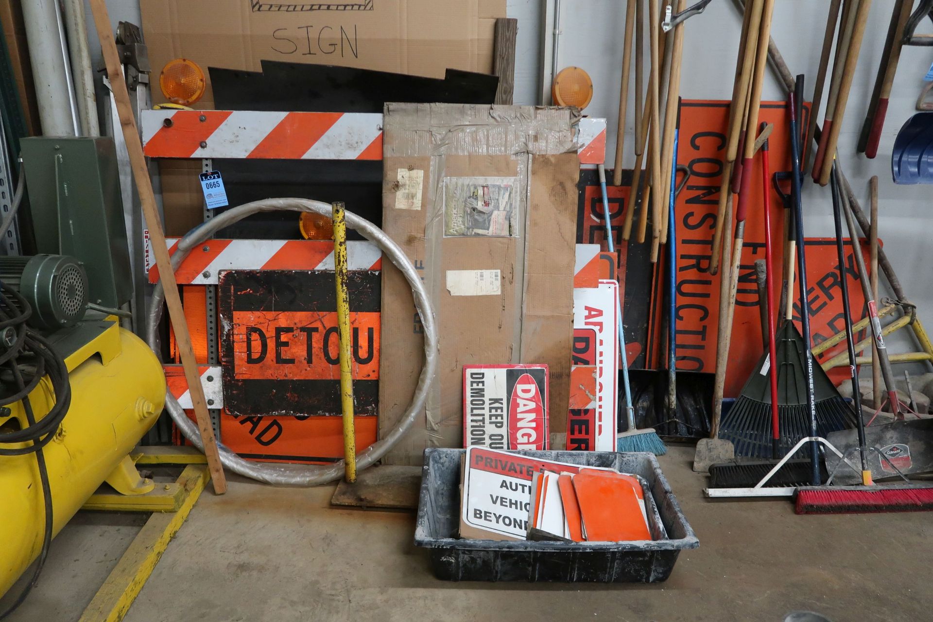 (LOT) CONSTRUCTION SIGNS