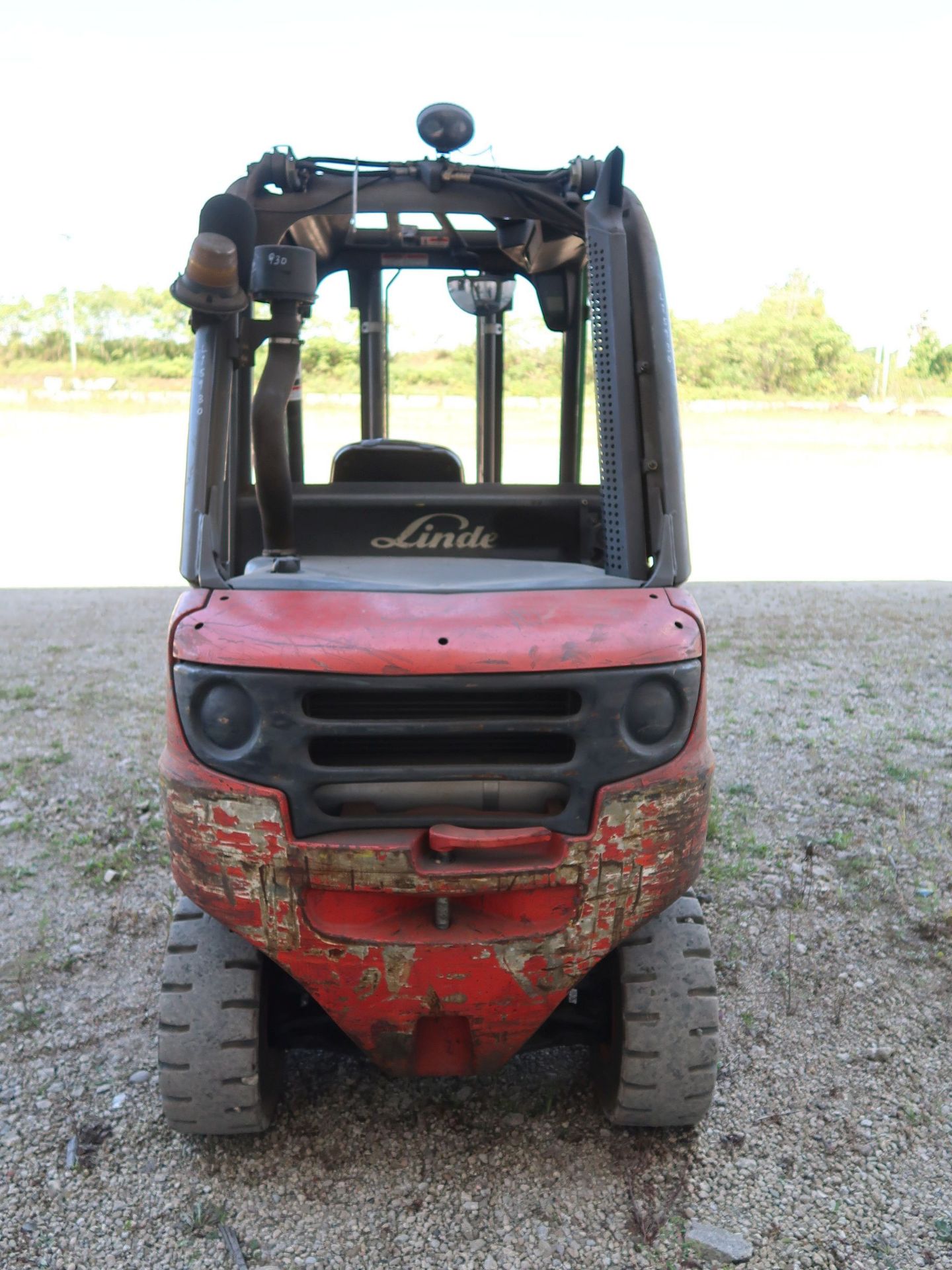 5,000 LB. LINDE MODEL H25D DIESEL POWERED SOLID PNEUMATIC TIRE LIFT TRUCK; S/N 05930, 2-STAGE - Image 6 of 11