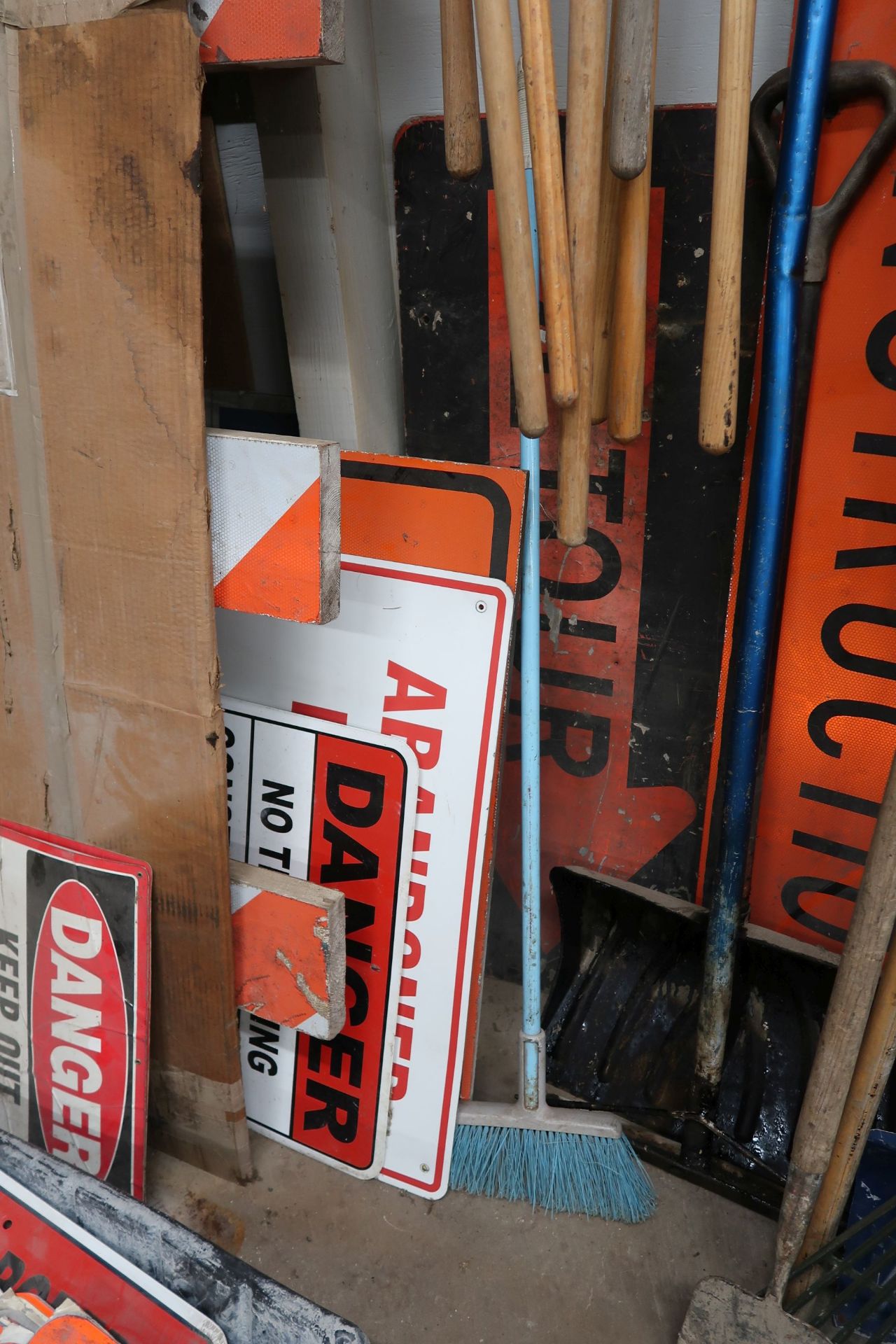 (LOT) CONSTRUCTION SIGNS - Image 4 of 5