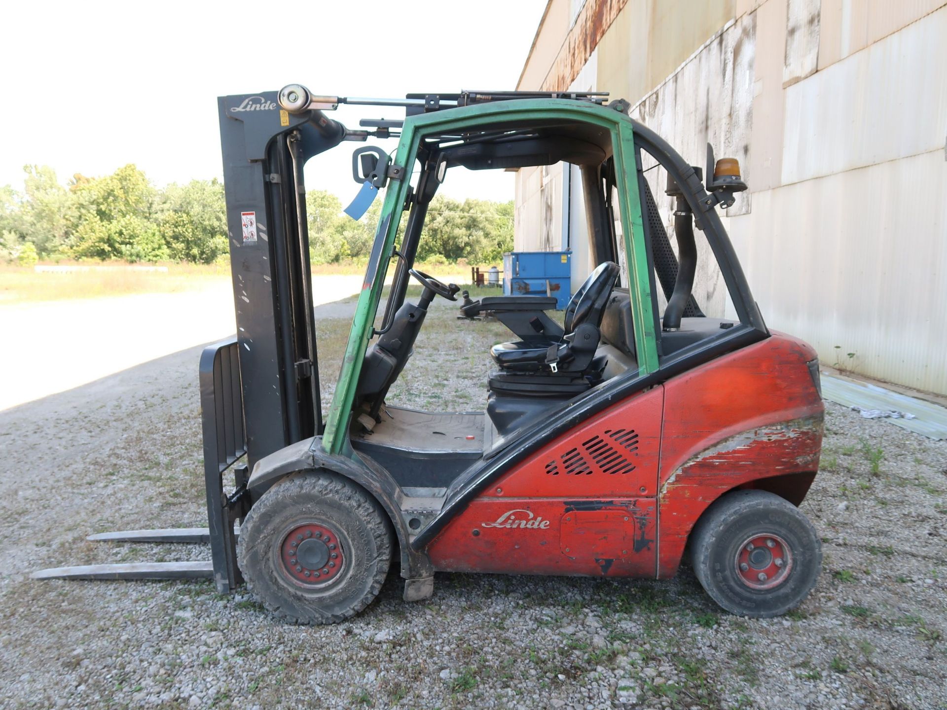 5,000 LB. LINDE MODEL H25D DIESEL POWERED SOLID PNEUMATIC TIRE LIFT TRUCK; S/N 05424, 2-STAGE - Image 8 of 11