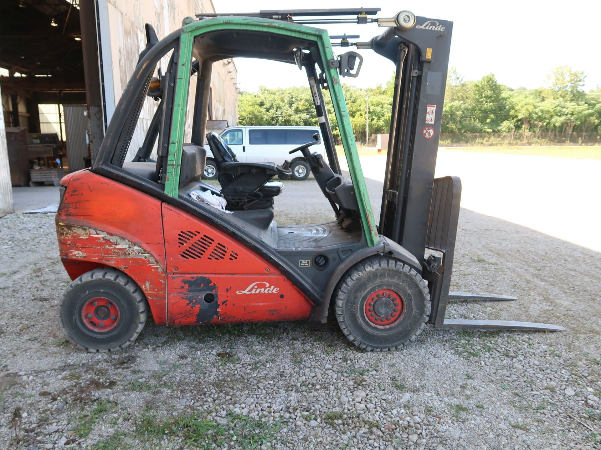 5,000 LB. LINDE MODEL H25D DIESEL POWERED SOLID PNEUMATIC TIRE LIFT TRUCK; S/N 05886, 2-STAGE - Image 4 of 11