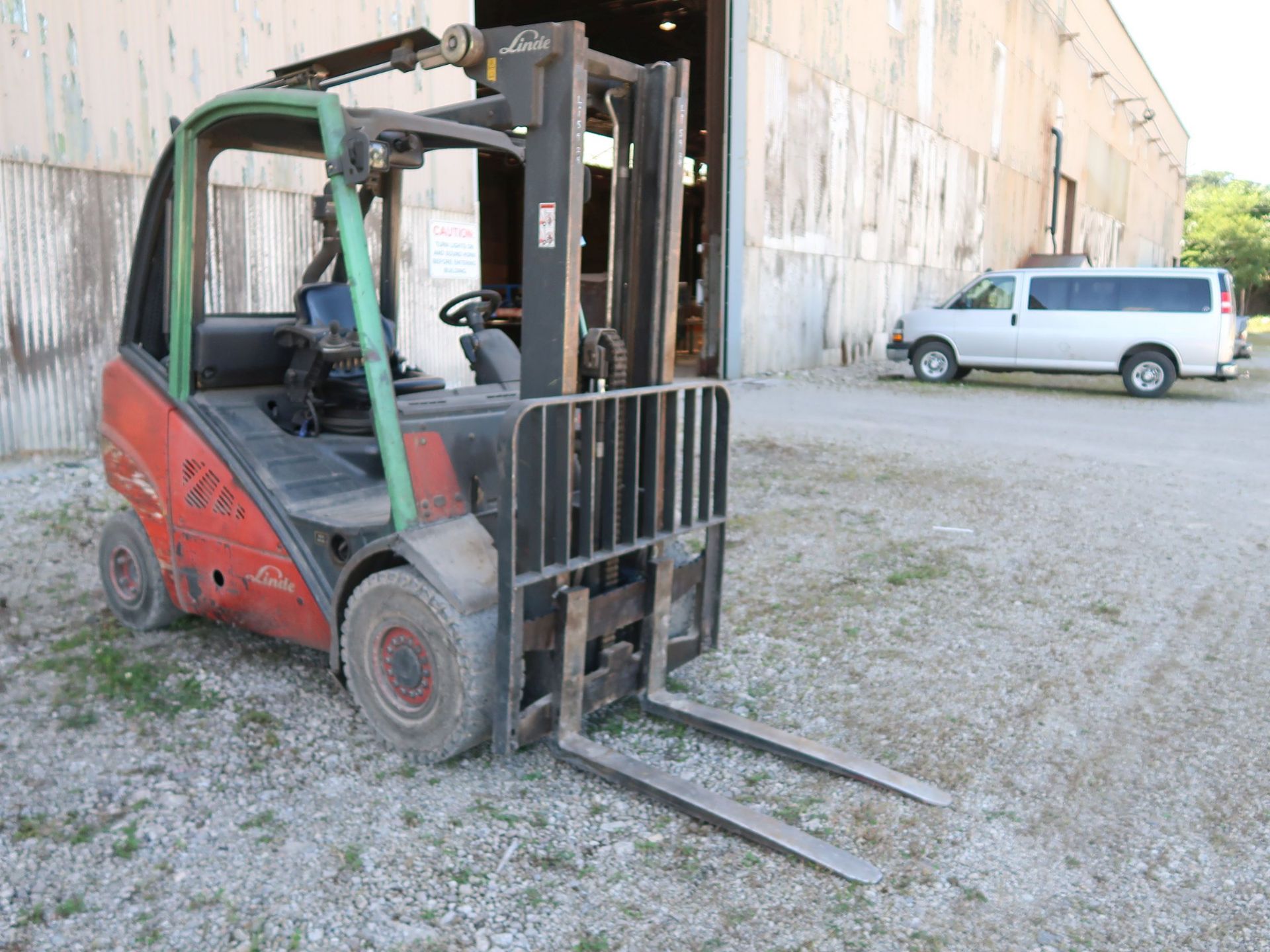 5,000 LB. LINDE MODEL H25D DIESEL POWERED SOLID PNEUMATIC TIRE LIFT TRUCK; S/N 05424, 2-STAGE - Image 3 of 11