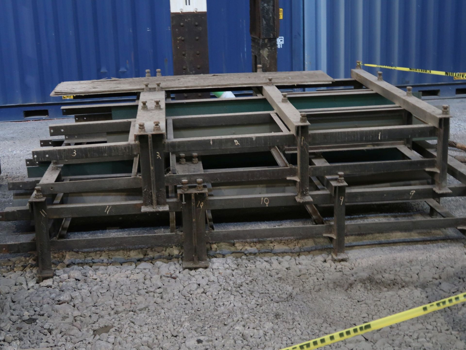 (LOT) LARGE QUANTITY OF STEEL ITEMS: WIRE BASKET OF ROPE, STEEL RACKS, (3) 80" X 96' FLOOR PLATES, - Image 2 of 6