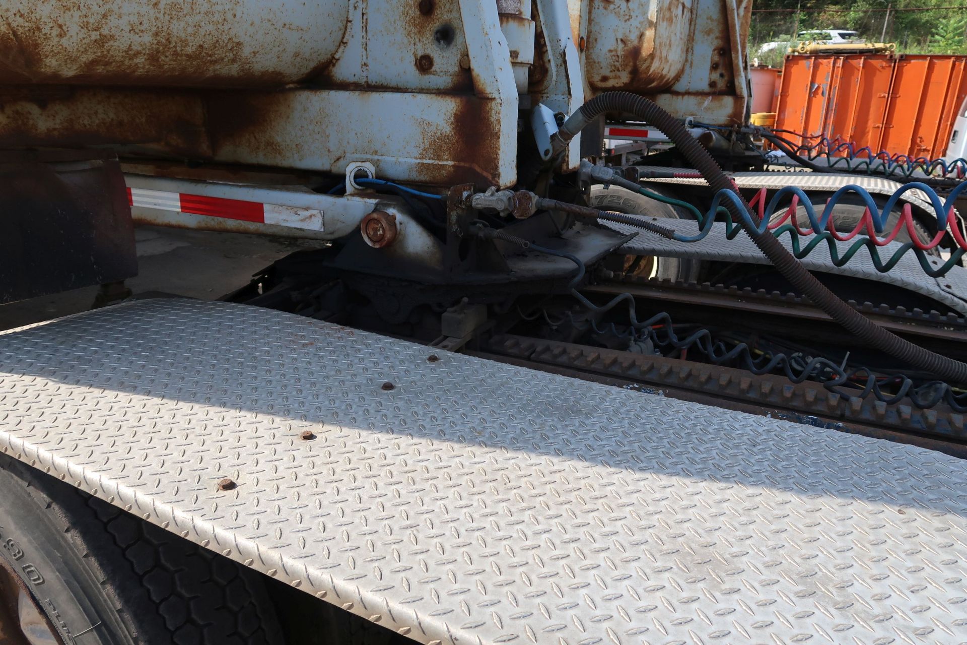 1993 KENWORTH TANDEM AXLE ROAD TRACTOR; VIN 2XKWDB9X0PM613893, CAT ENGINE, 280,992 MILES, UNIT 135 - Image 4 of 10