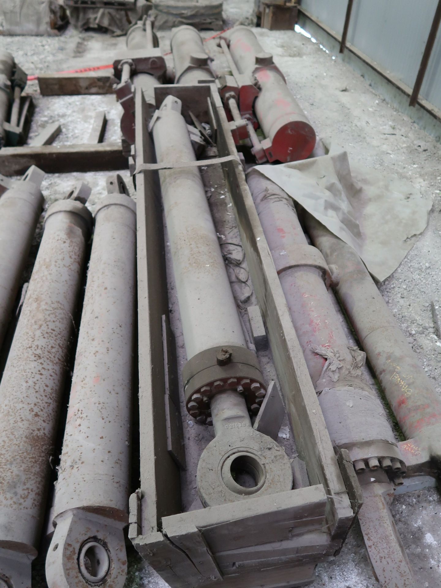 VARIOUS SIZE HYDRAULIC CYLINDERS - Image 5 of 5