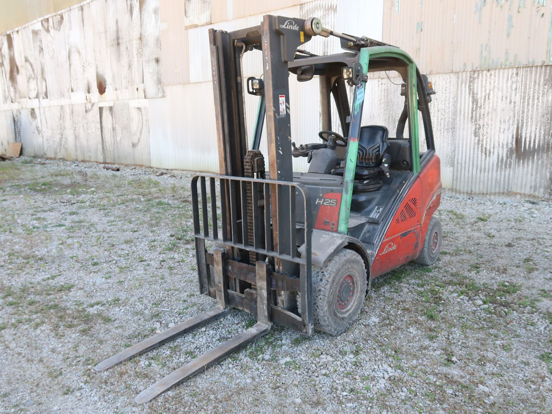 5,000 LB. LINDE MODEL H25D DIESEL POWERED SOLID PNEUMATIC TIRE LIFT TRUCK; S/N 05424, 2-STAGE