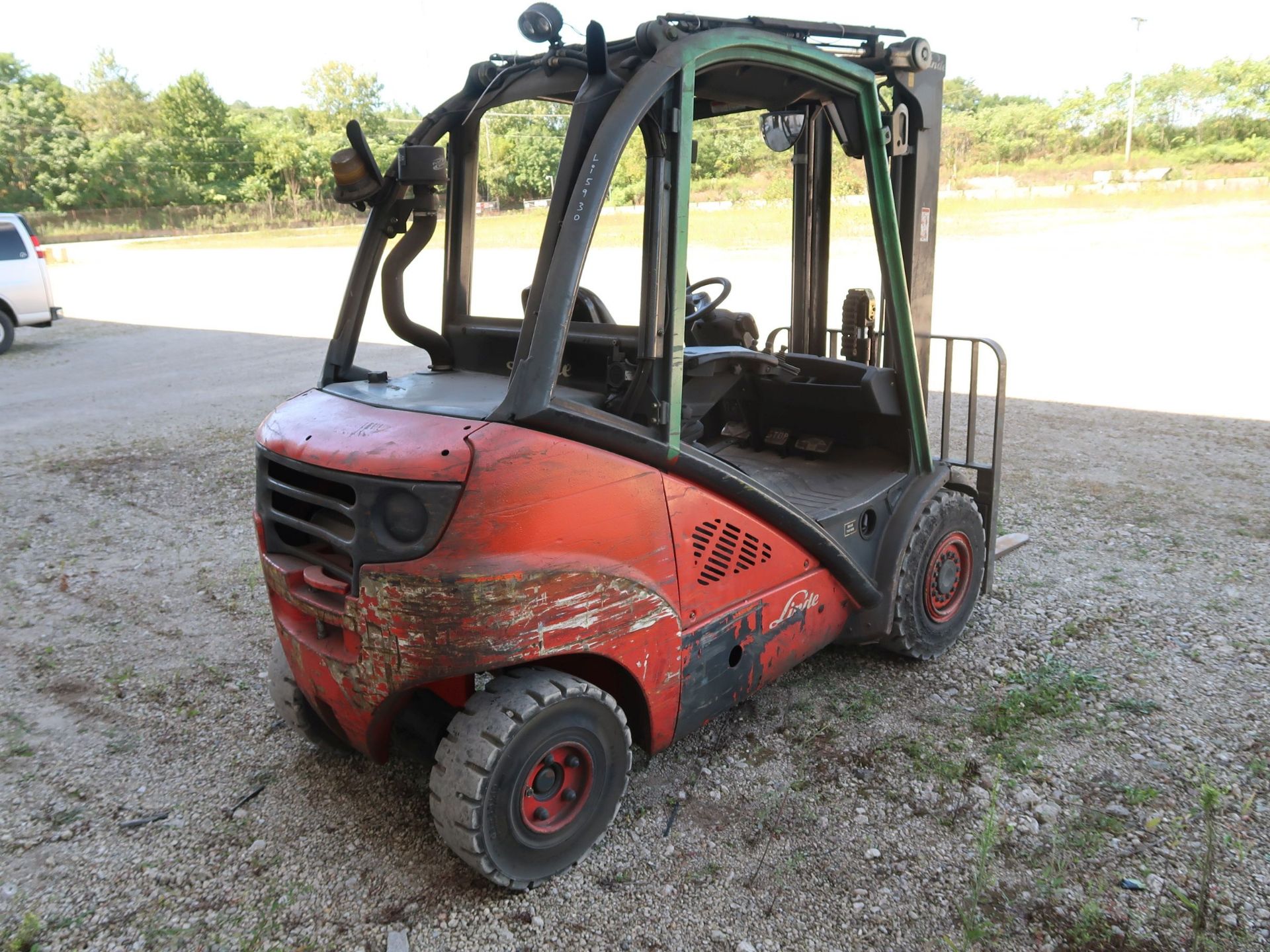 5,000 LB. LINDE MODEL H25D DIESEL POWERED SOLID PNEUMATIC TIRE LIFT TRUCK; S/N 05930, 2-STAGE - Image 5 of 11