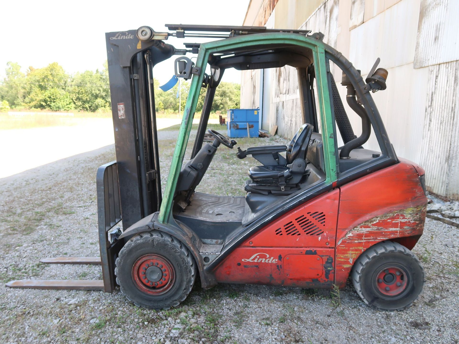 5,000 LB. LINDE MODEL H25D DIESEL POWERED SOLID PNEUMATIC TIRE LIFT TRUCK; S/N 05930, 2-STAGE - Image 8 of 11