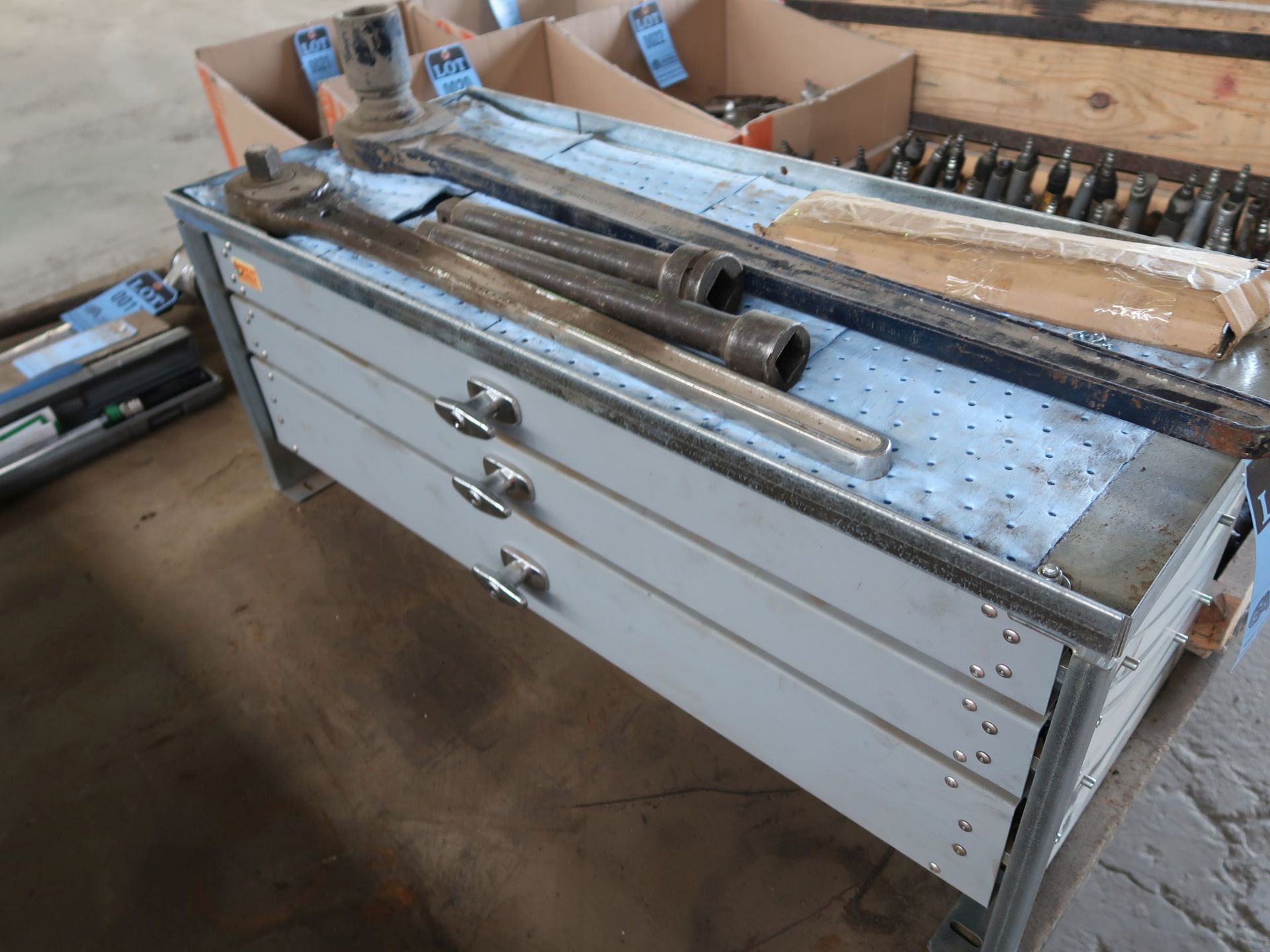 THREE DRAWER AMERICAN EAGLE TOOL CABINETS AND CONTENTS MISCELLANEOUS HAND TOOLS - Image 5 of 8