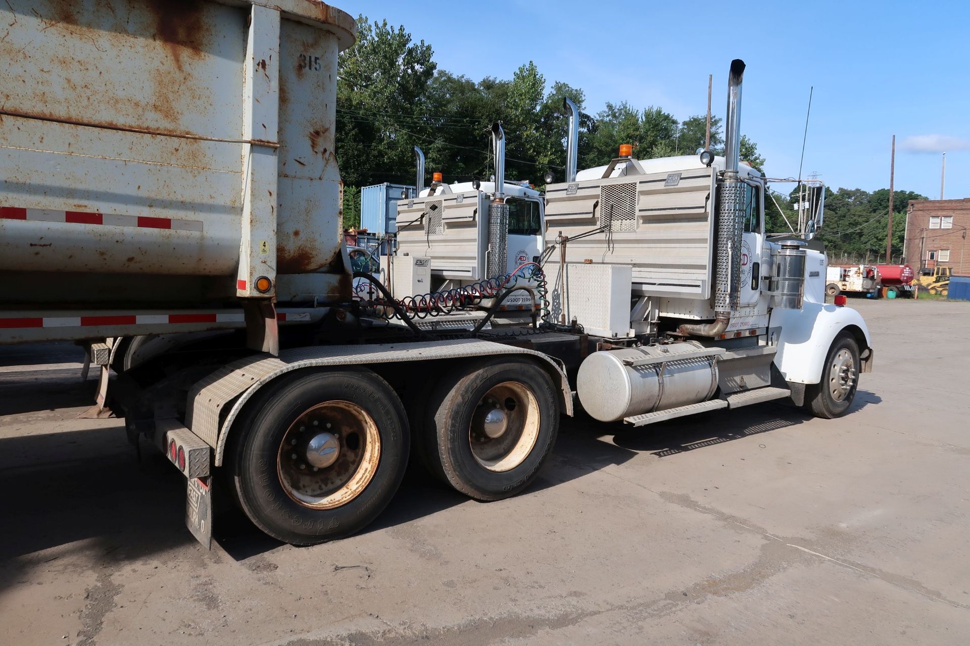 1993 KENWORTH TANDEM AXLE ROAD TRACTOR; VIN 2XKWDB9X0PM613893, CAT ENGINE, 280,992 MILES, UNIT 135 - Image 3 of 10