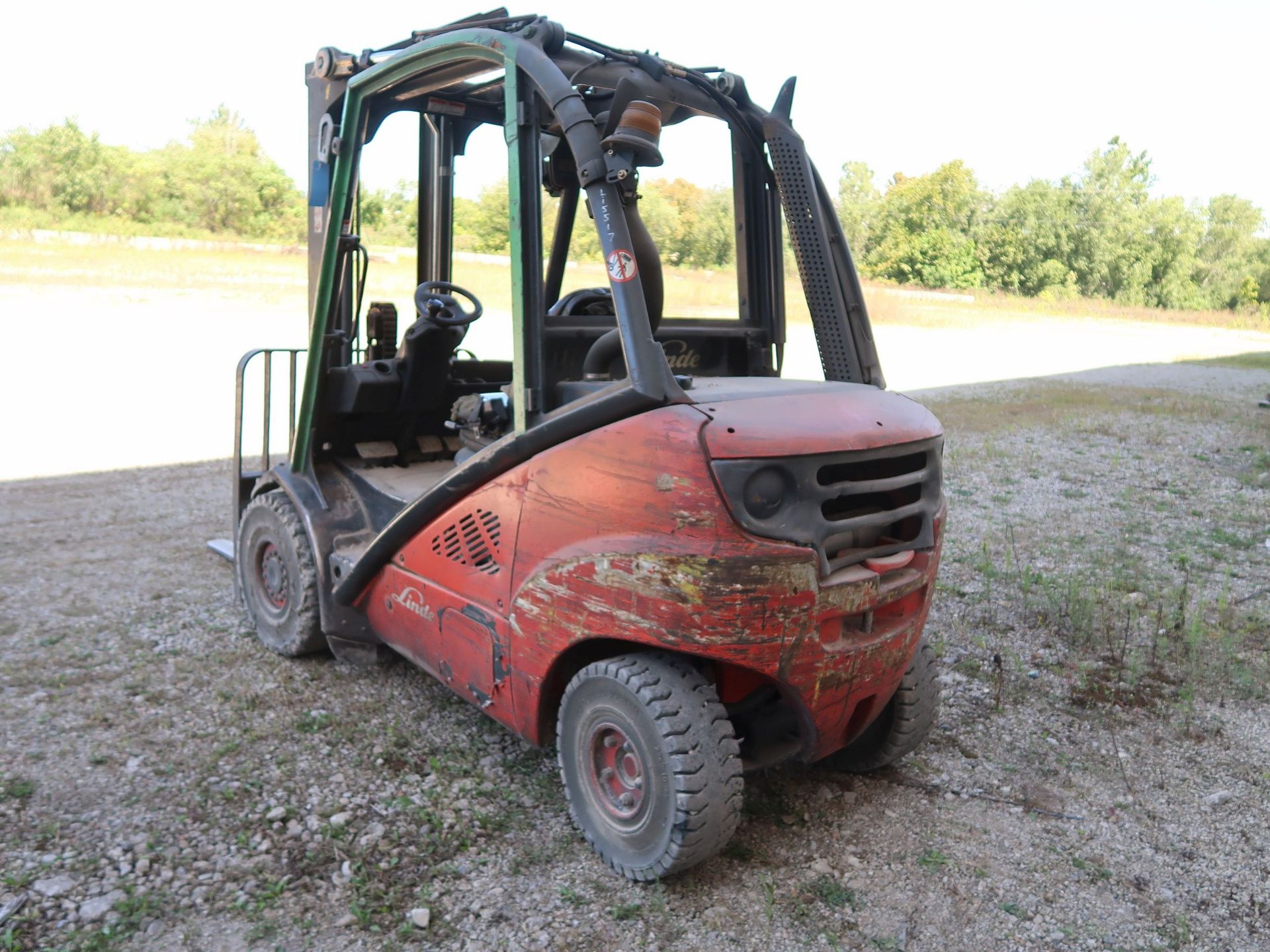 5,000 LB. LINDE MODEL H25D DIESEL POWERED SOLID PNEUMATIC TIRE LIFT TRUCK; S/N 05917, 2-STAGE - Image 7 of 10