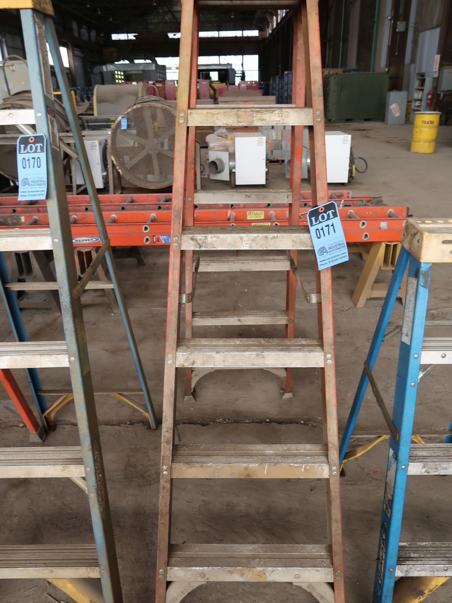 6' WERNER FIBERGLASS TWIN STEP LADDER