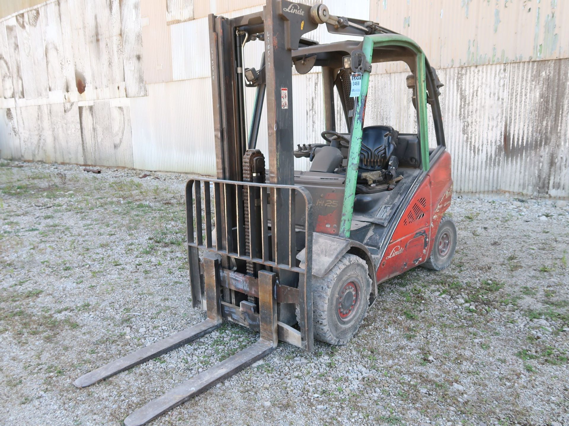 5,000 LB. LINDE MODEL H25D DIESEL POWERED SOLID PNEUMATIC TIRE LIFT TRUCK; S/N 05917, 2-STAGE