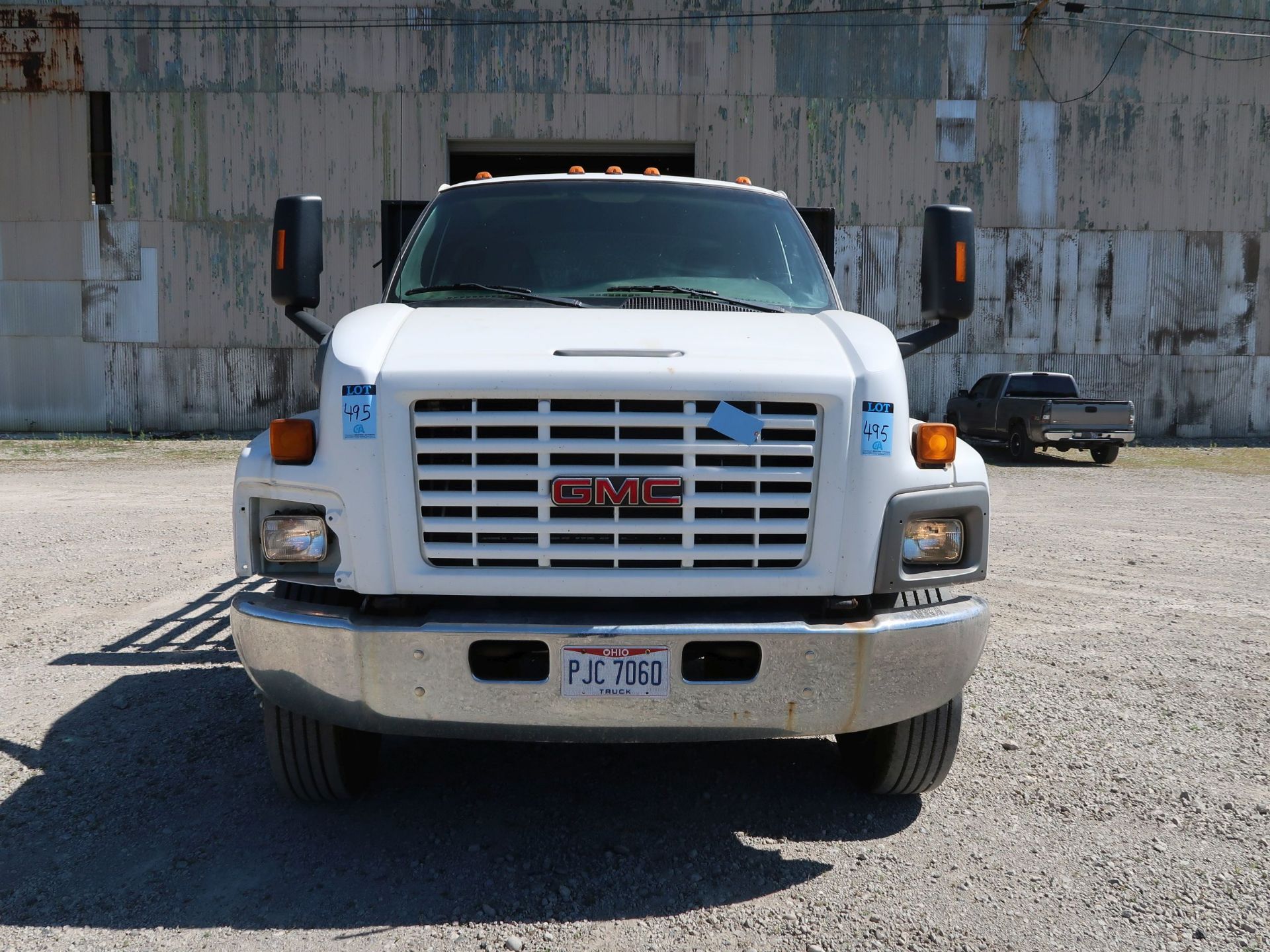 2000 GMC 16' STAKE BODY TRUCK; VIN 1GDJ6C1G38F403572, AUTOMATIC, 8,1 LITER ENGINE, LIFT GATE, 90,403 - Image 2 of 14