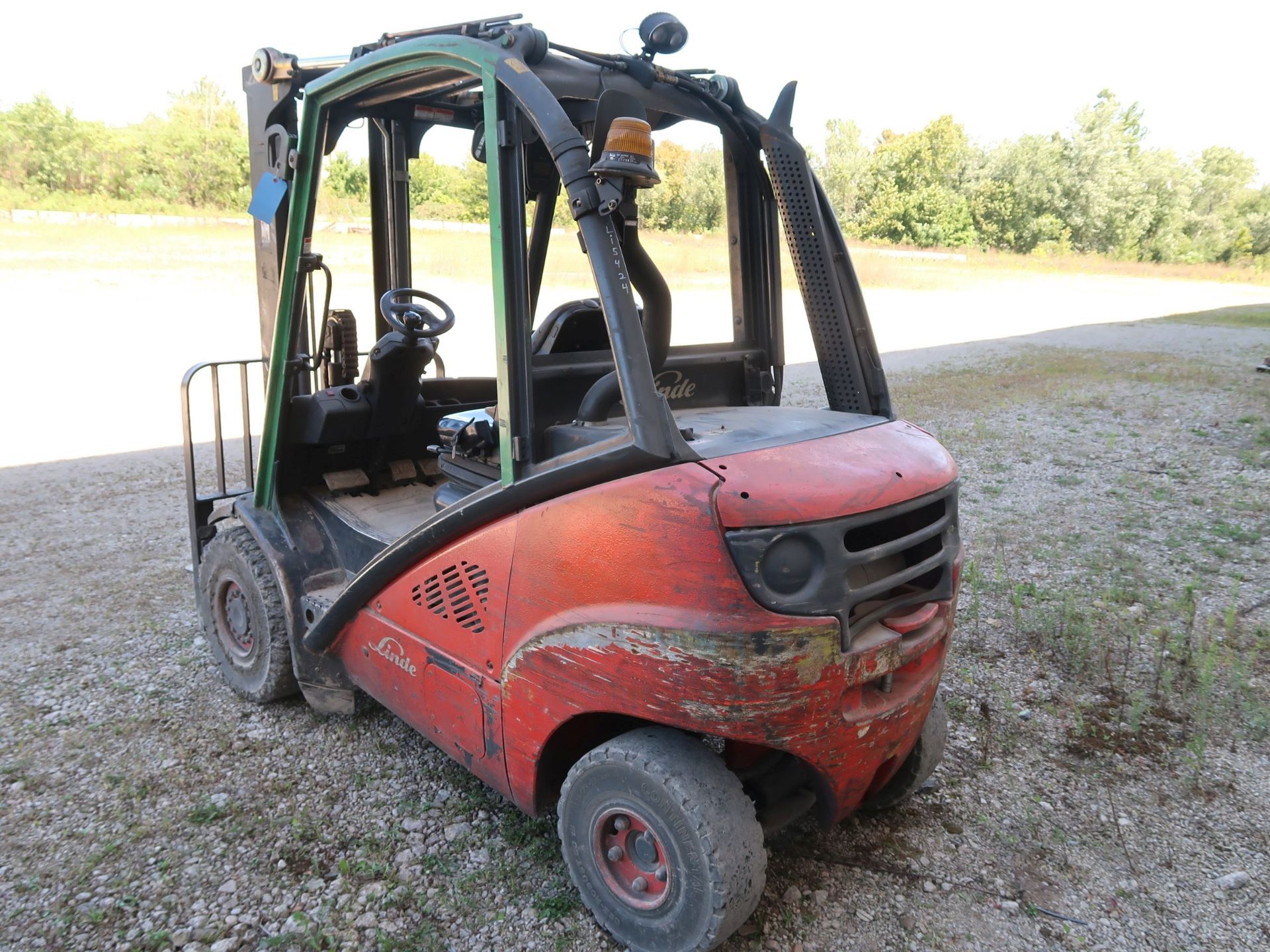 5,000 LB. LINDE MODEL H25D DIESEL POWERED SOLID PNEUMATIC TIRE LIFT TRUCK; S/N 05424, 2-STAGE - Image 7 of 11