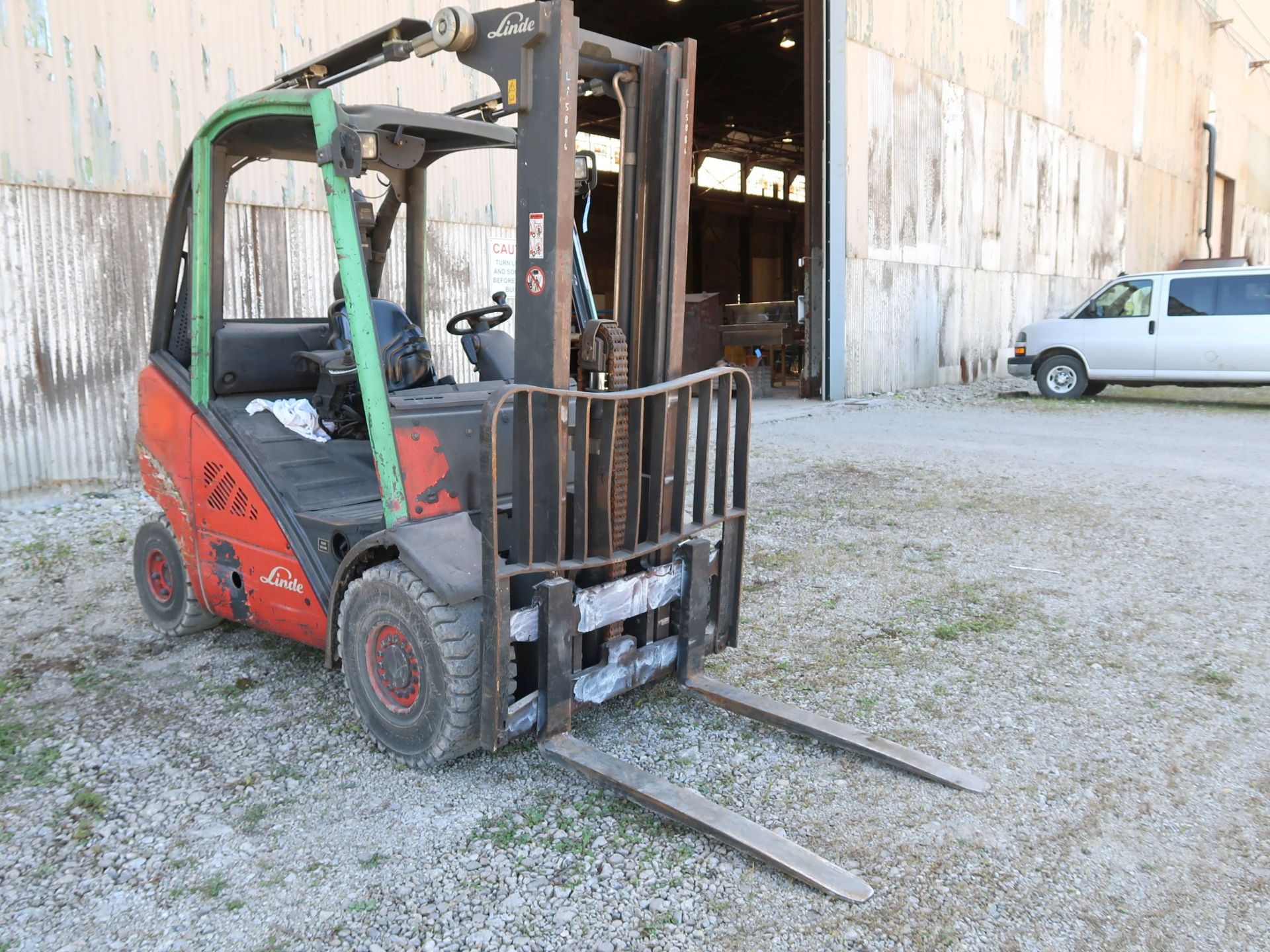 5,000 LB. LINDE MODEL H25D DIESEL POWERED SOLID PNEUMATIC TIRE LIFT TRUCK; S/N 05886, 2-STAGE - Image 3 of 11